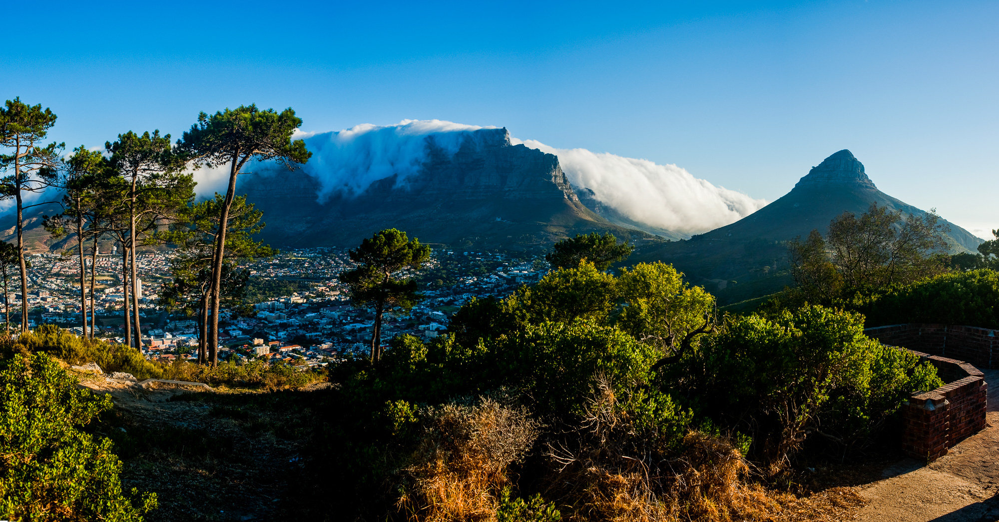 Capetown. Table Mountain recouverte d'un voile de nuage fréquent, appelé "Tablecloth" et la tête de Lion.