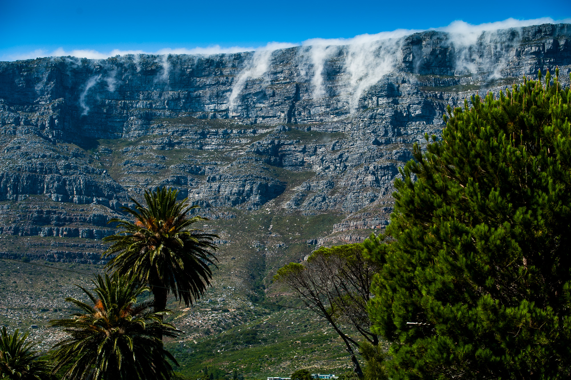 Capetown. La Table Mountain recouverte d'un voile de nuage fréquent, appelé "Tablecloth" .