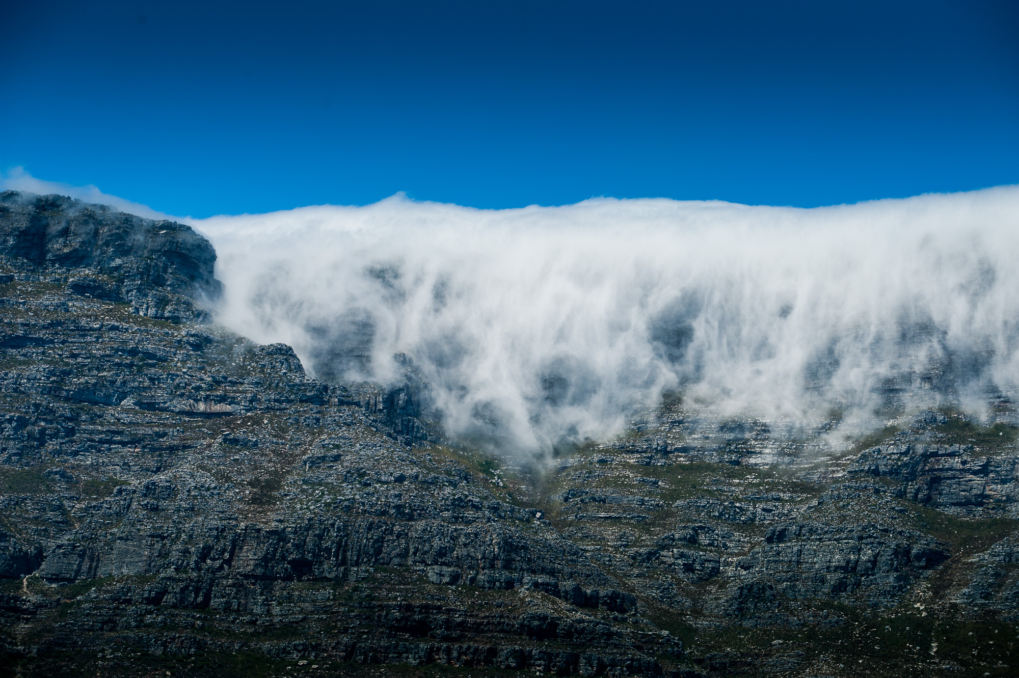 Capetown. La Table Mountain recouverte d'un voile de nuage fréquent, appelé "Tablecloth" .