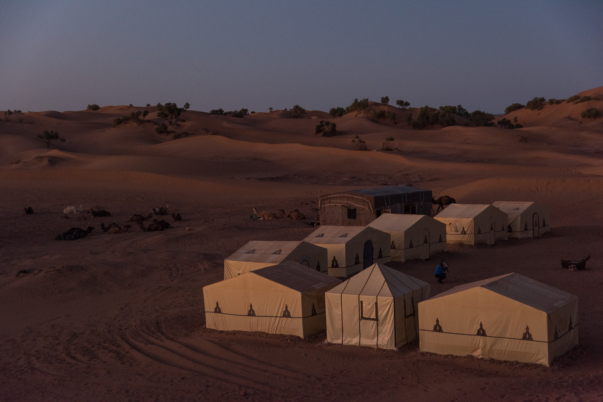 Ouled Driss. Aux portes du désert. Campement bivouac pour une nuit.