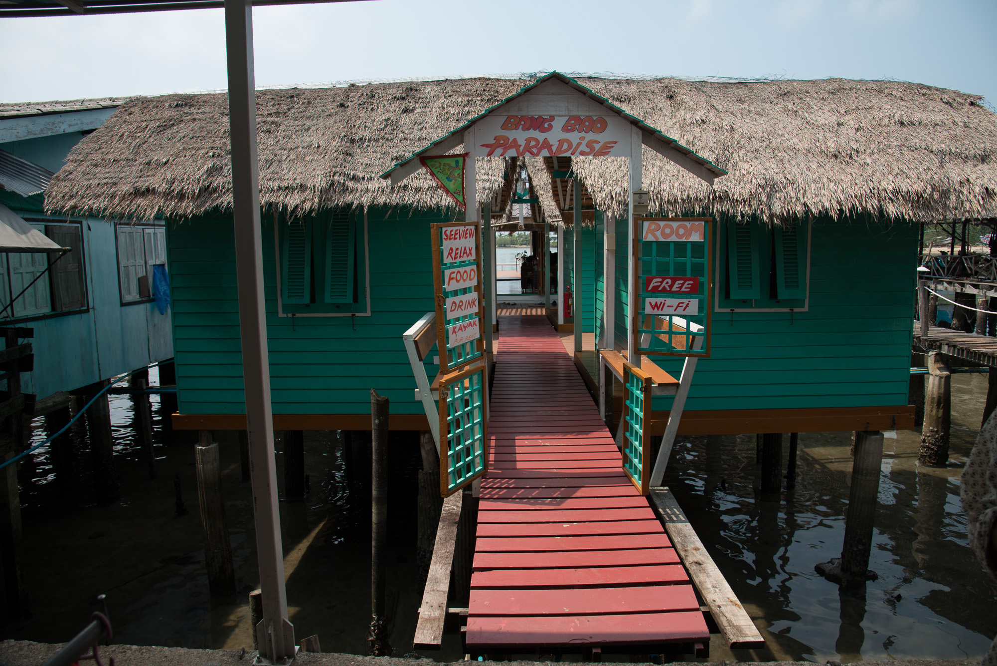 Bang Bao. Village sur un ponton de pilotis où viennent s'amonceller commerces, restaurants et hôtels de luxe. D'ici partent toutes les excursions bateau vers les îles alentours