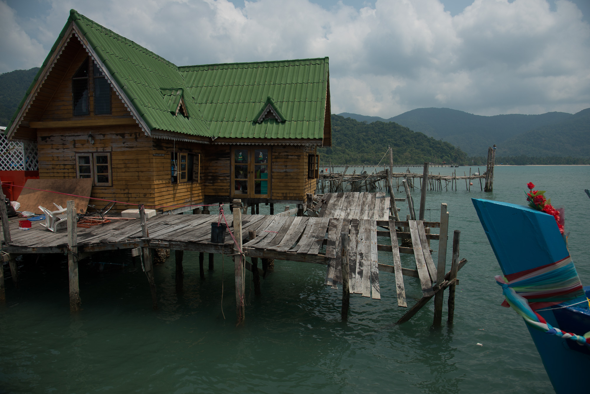 Bang Bao. Village sur un ponton de pilotis où viennent s'amonceller commerces, restaurants et hôtels de luxe. D'ici partent toutes les excursions bateau vers les îles alentours