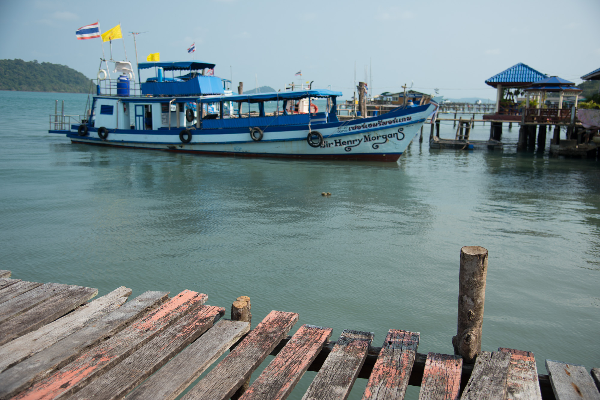 Ban Salak Kok.Ponton des pêcheurs où les poissons sont exposés en plein soleil pour une meilleure conservation.