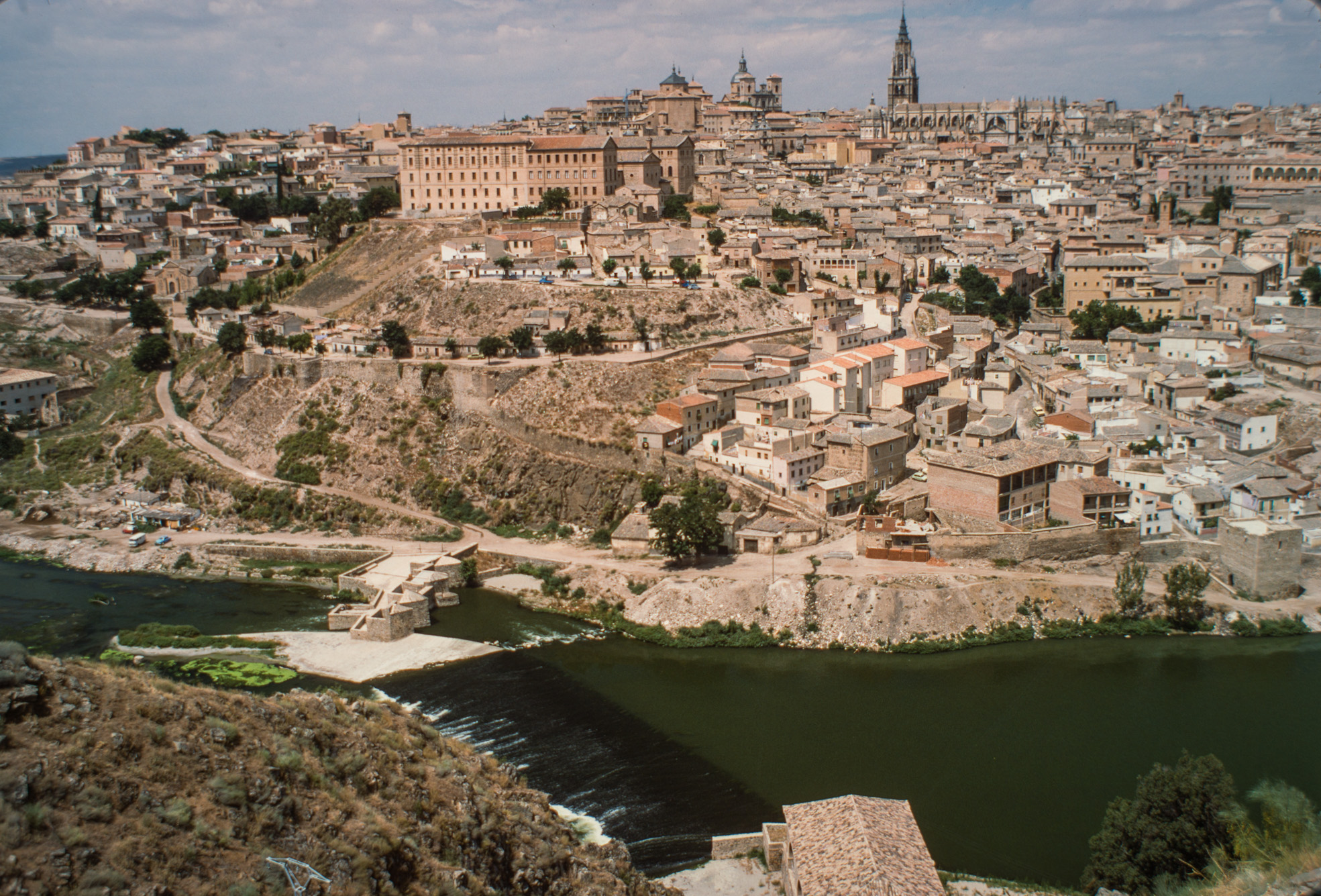 La ville domine le Rio Tage.