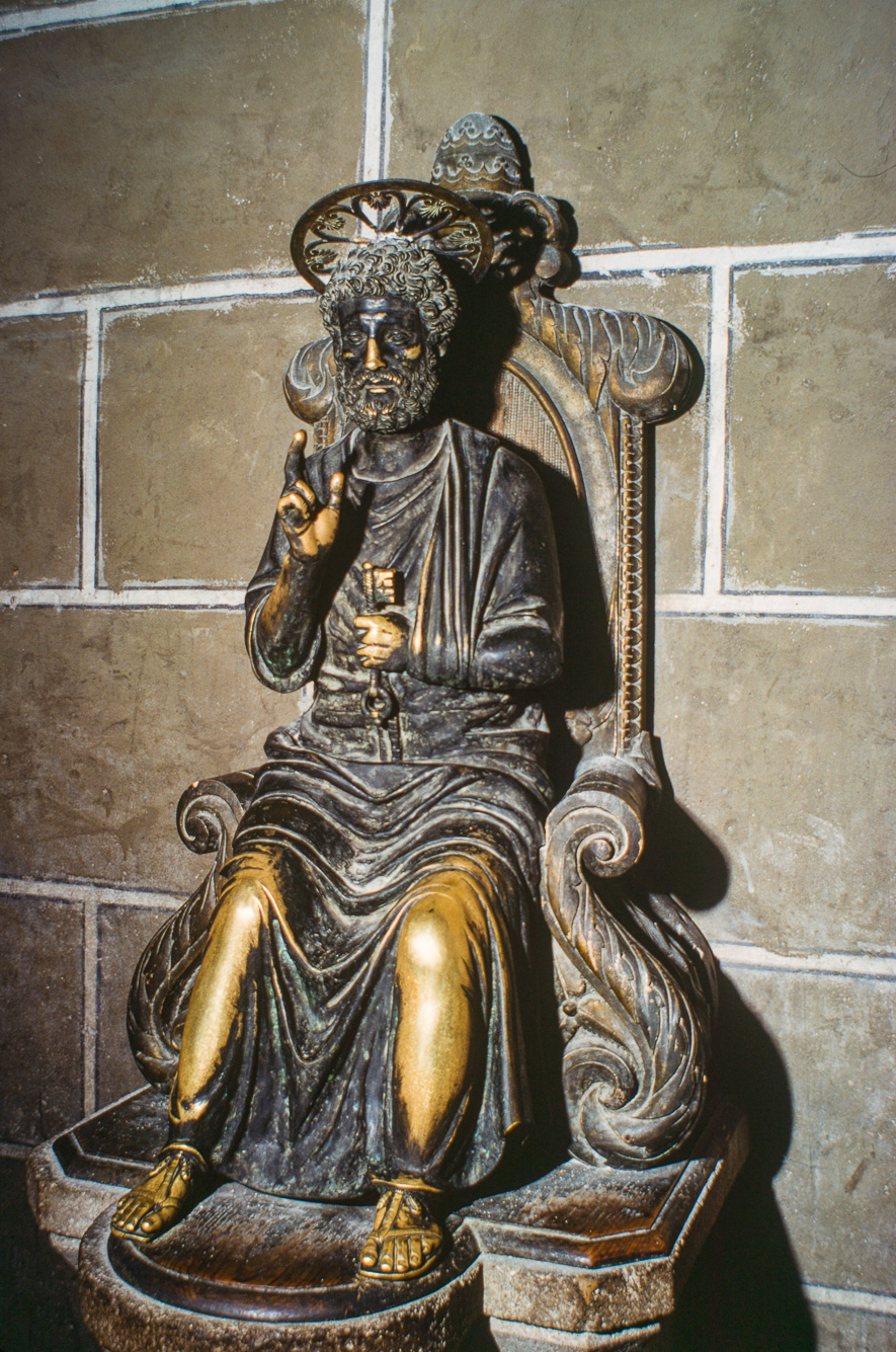 Cathédrale Saint-Pierre. Ce bronze représente le Saint.