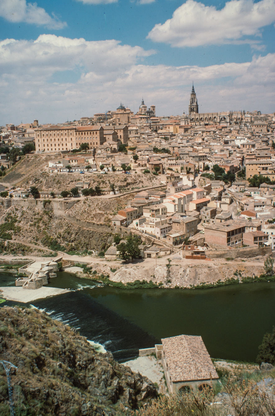 La ville domine le Rio Tage.