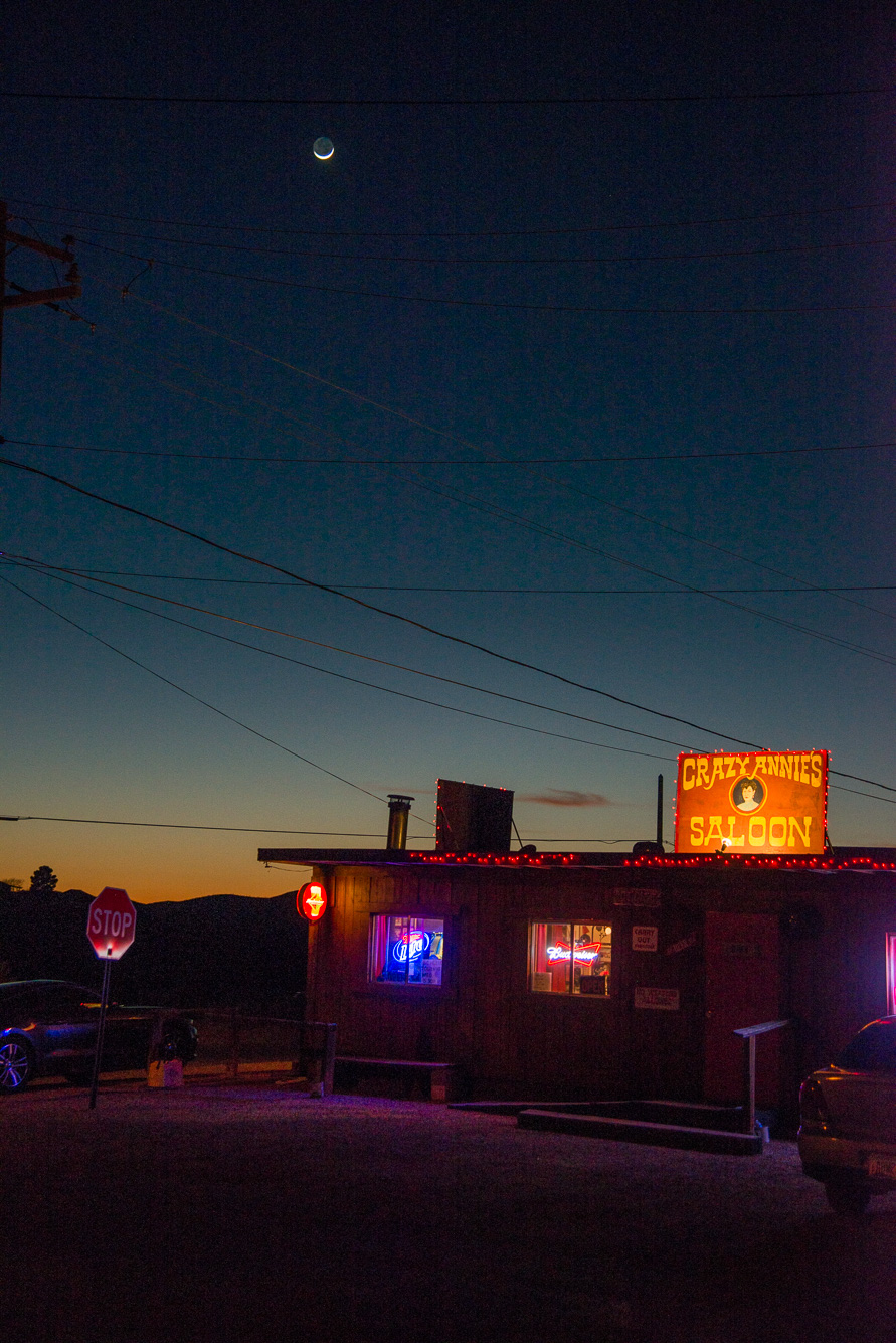 Crazy Saloon au crépuscule.