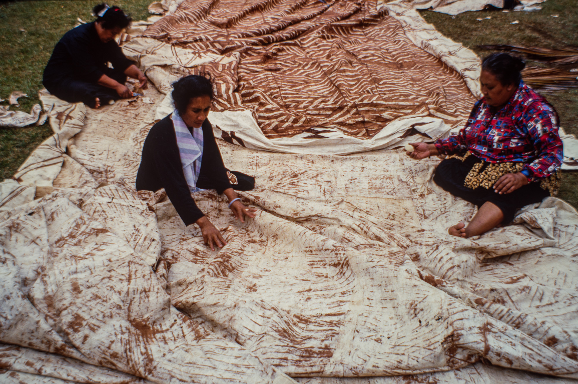 Fabircation d'un "tapa" de 25 M2 pour la ^princesse du royaume des Tonga.