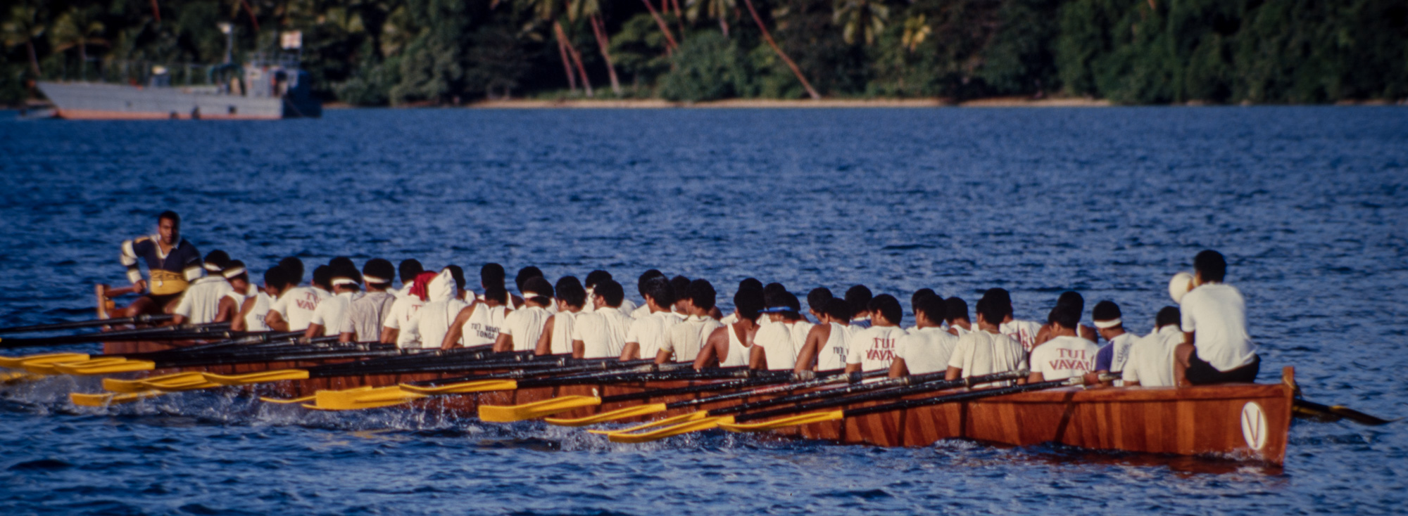 Course de pirogues avec 40 rameurs