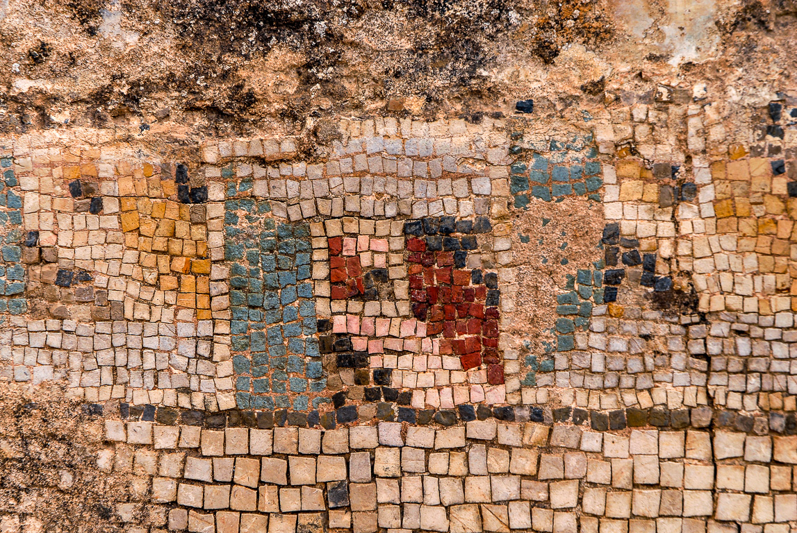 Théatre antique romain; mosaïque dans bains loges