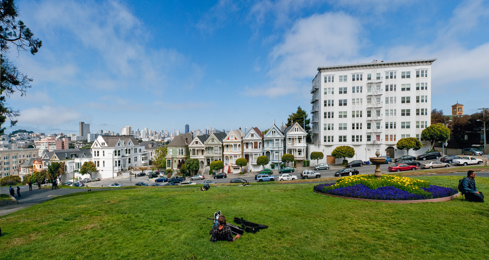 Seven painted ladies sur Alamo Square. Avec vue sur les gratte-ciels de Dowtown.