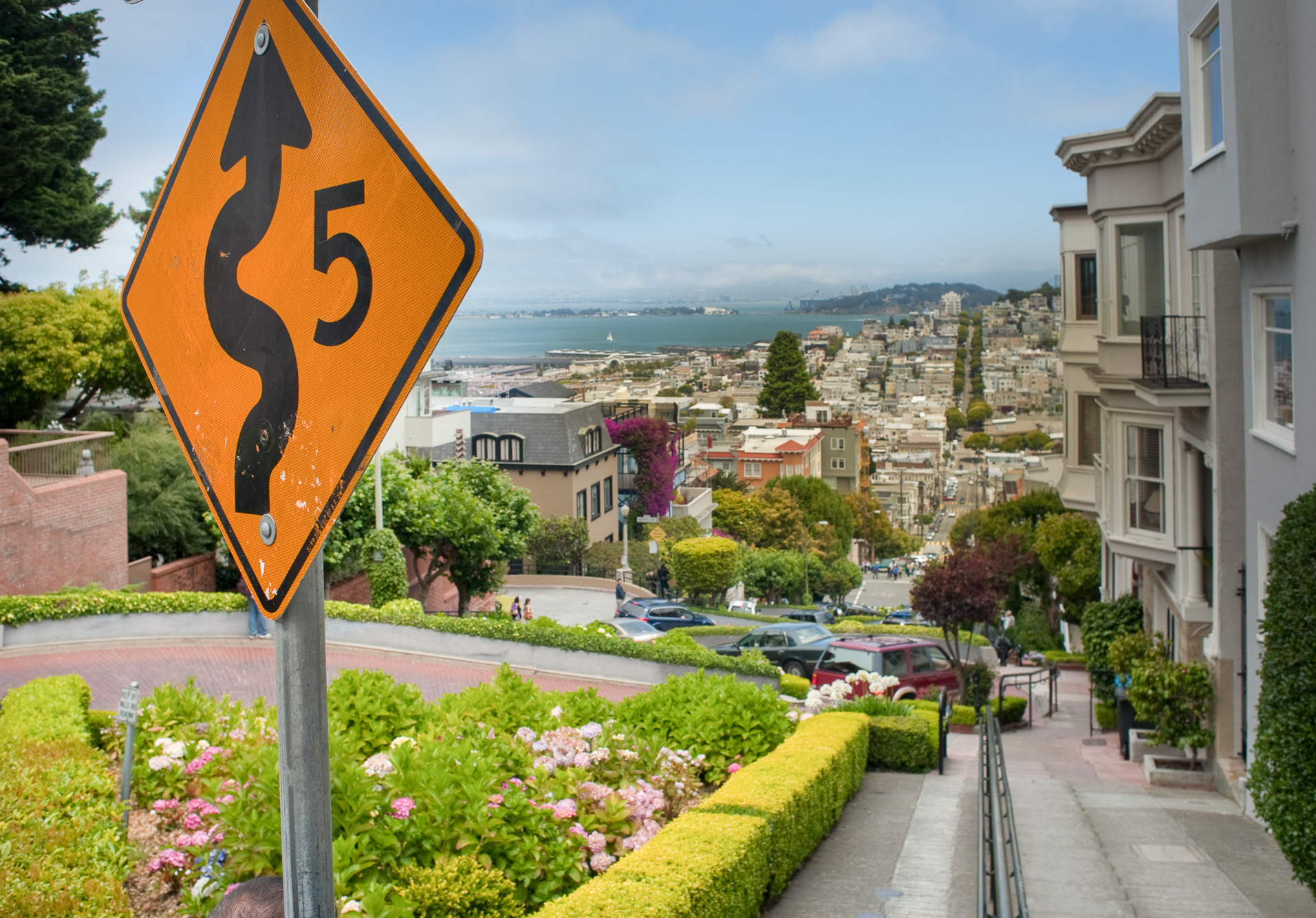 Lombard Street et ses lacets bordés de fleurs.