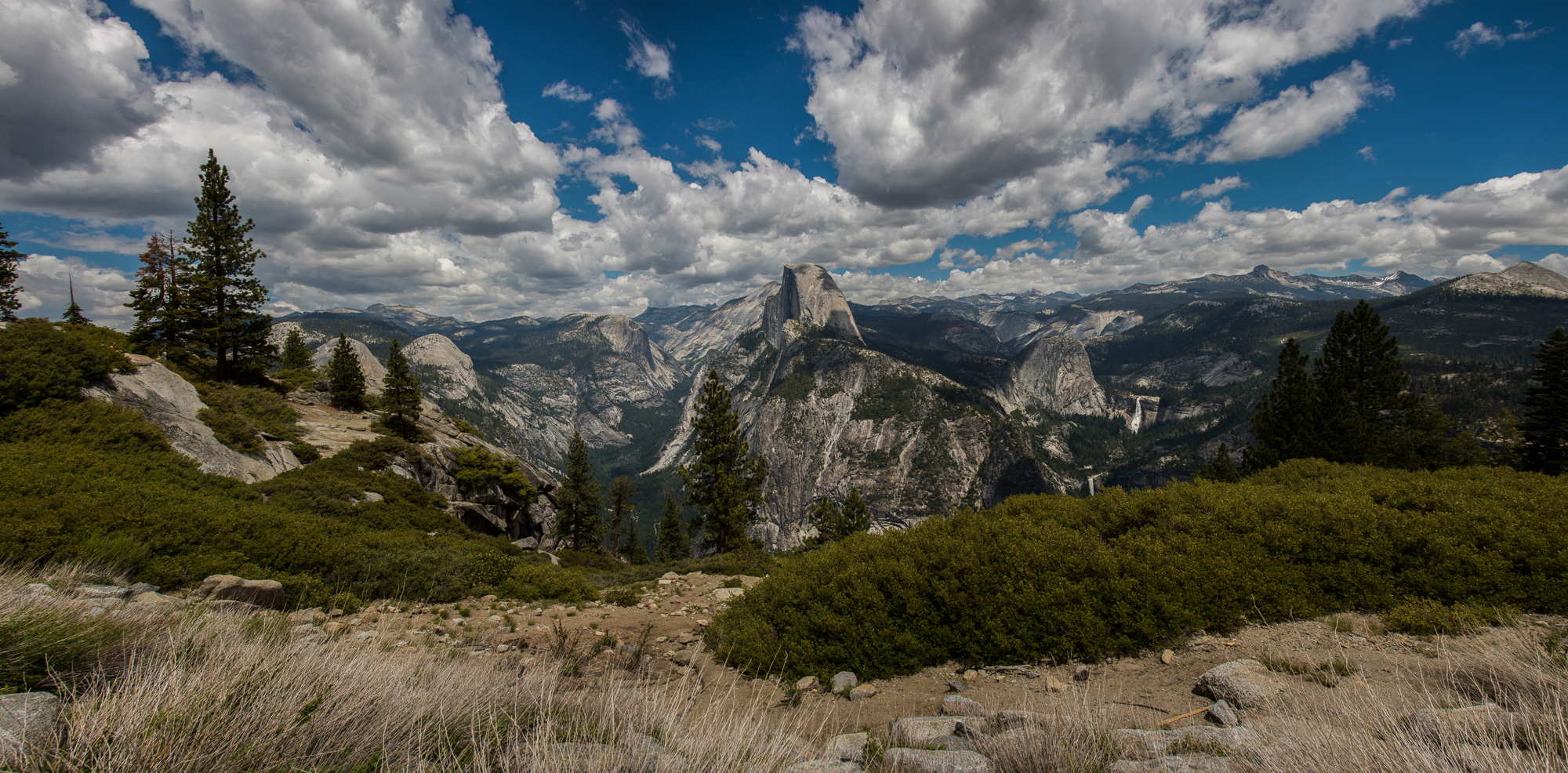 Depuis Glacier Point, vue sur les Yosemite Falls et le Half Dome.