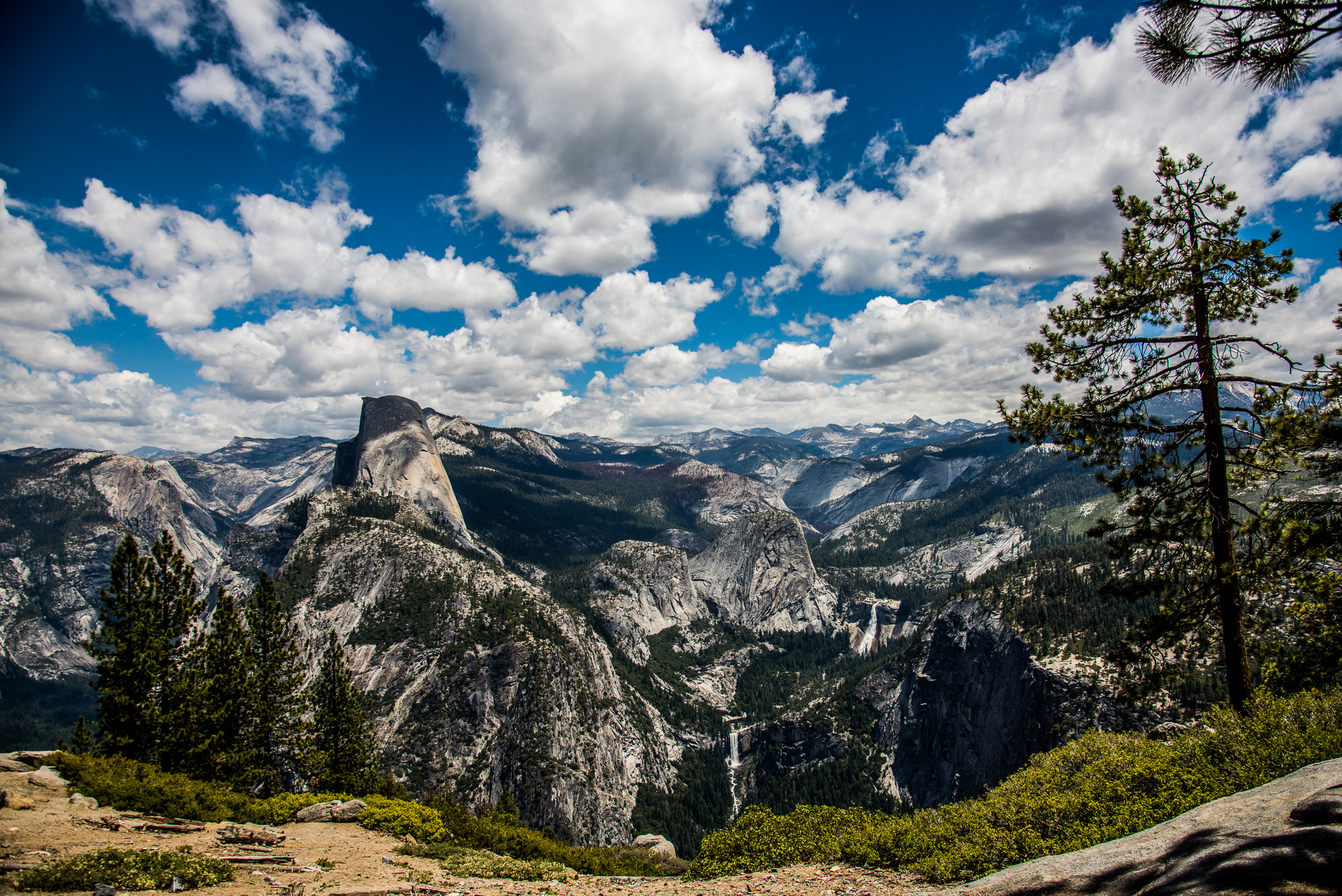 Depuis Glacier Point, vue sur les Yosemite Falls et le Half Dome.