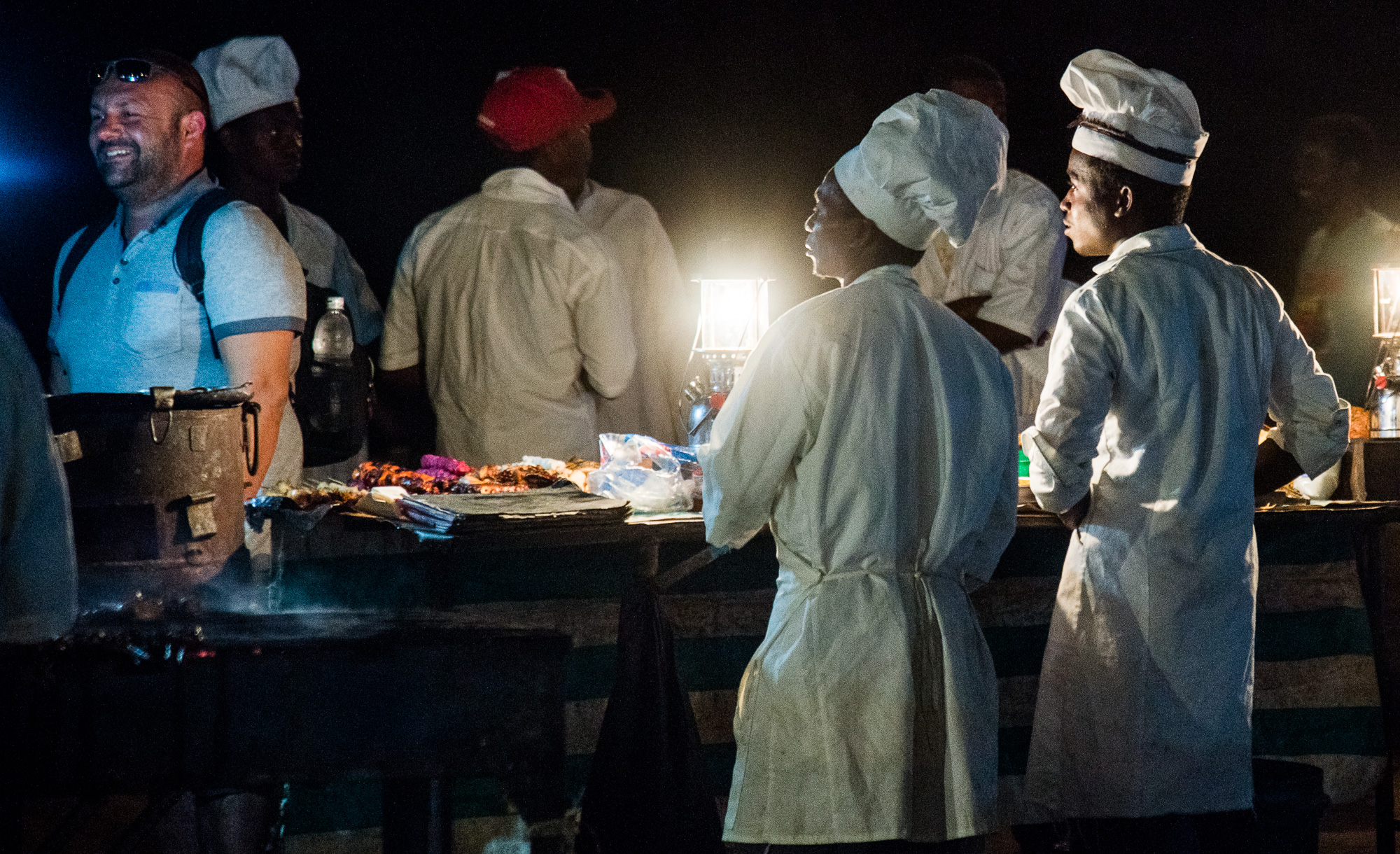 Zanzibar Town. La nuit, les cuisiniers s'affairent autour des Forodhani Gardens.