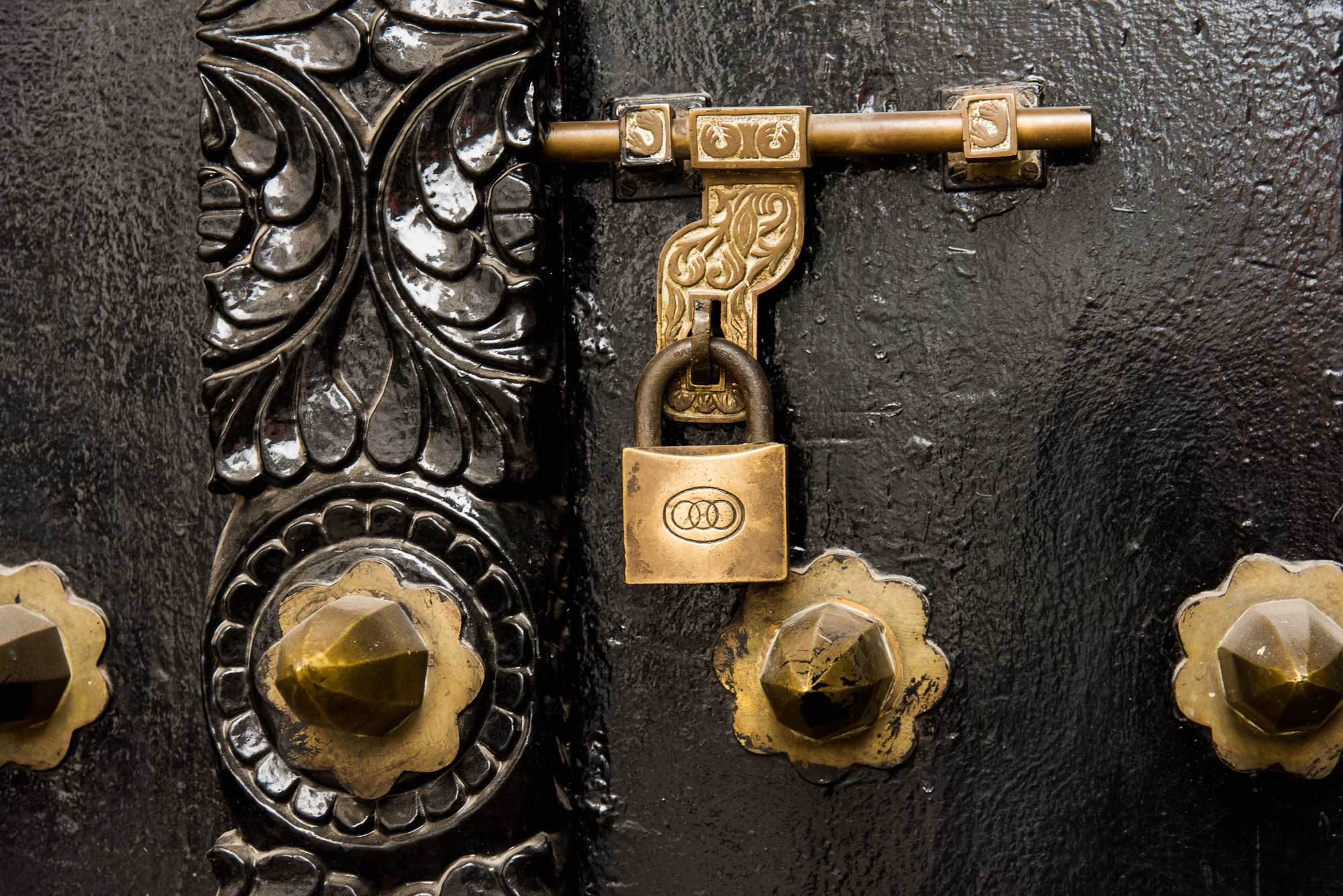 Zanzibar Town. Portes cloutées et cadenassées.