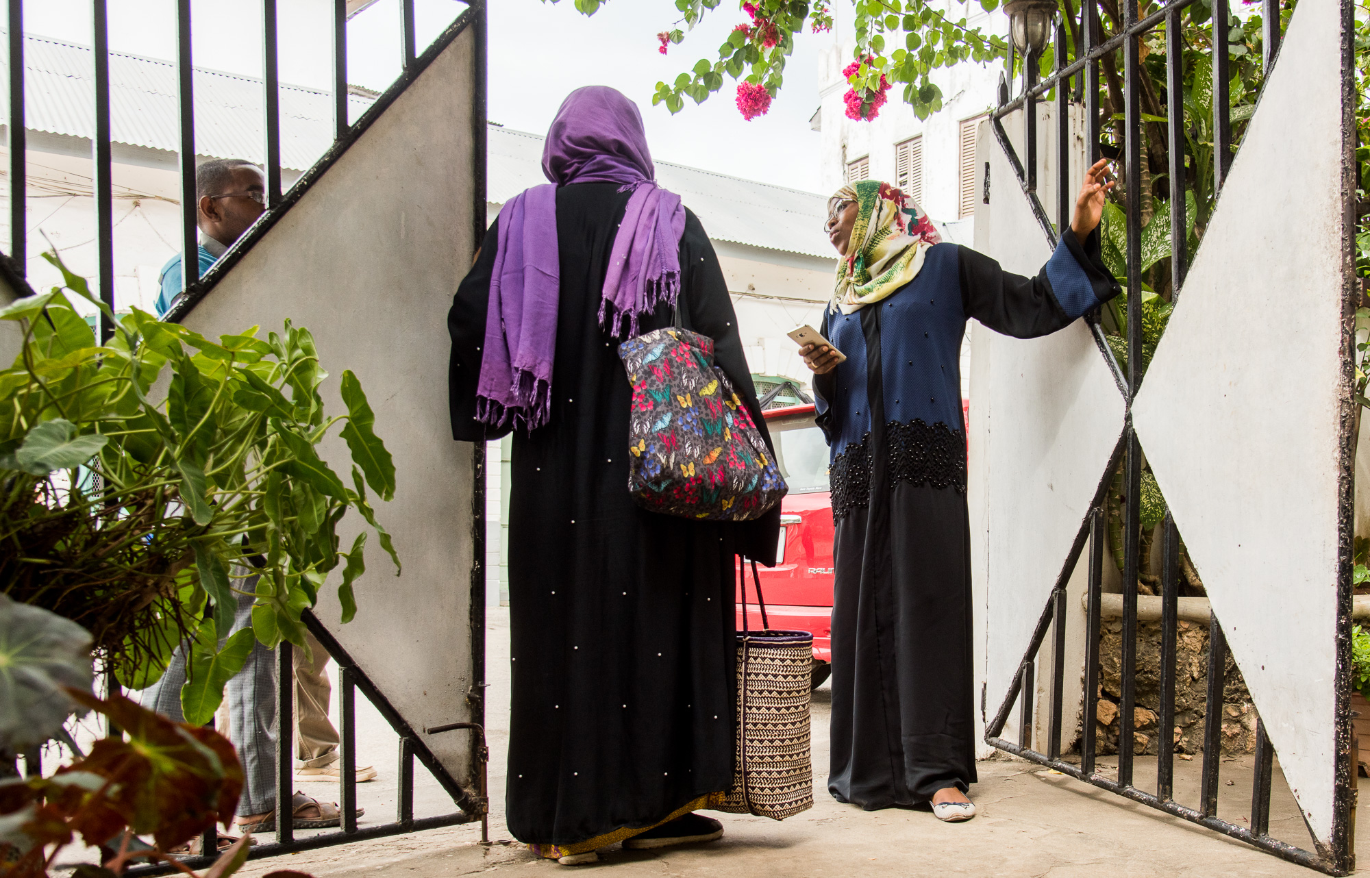 Zanzibar Town. Les femmes portent de longues robes, quand elles ne sont pas voilées intégralement.