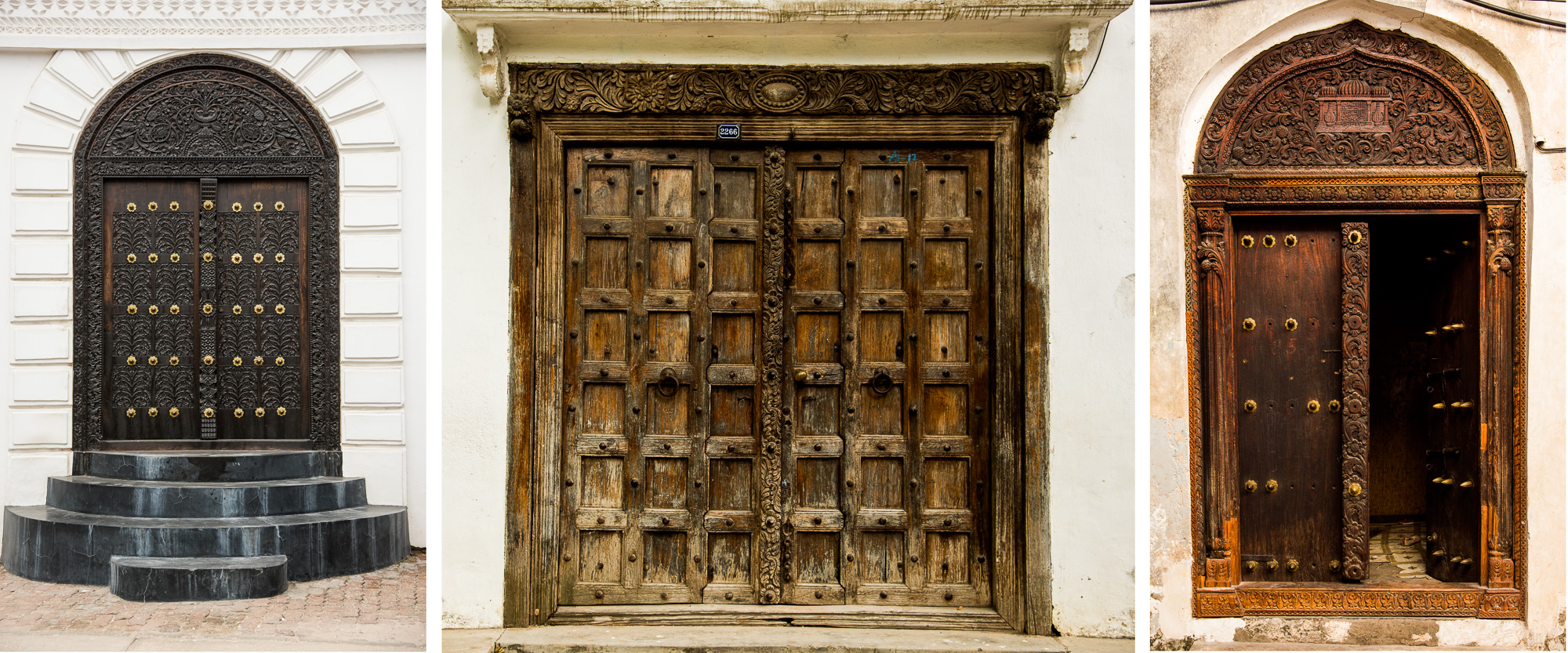 Zanzibar Town. Portes cloutées et cadenassées.