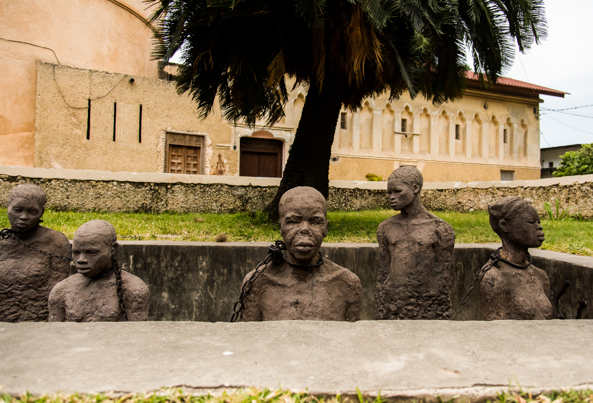 Zanzibar Town. Mkunazini Slave Market. Ces sculptures rappellent qu'ici un marché aux esclaves était plus que florissant.