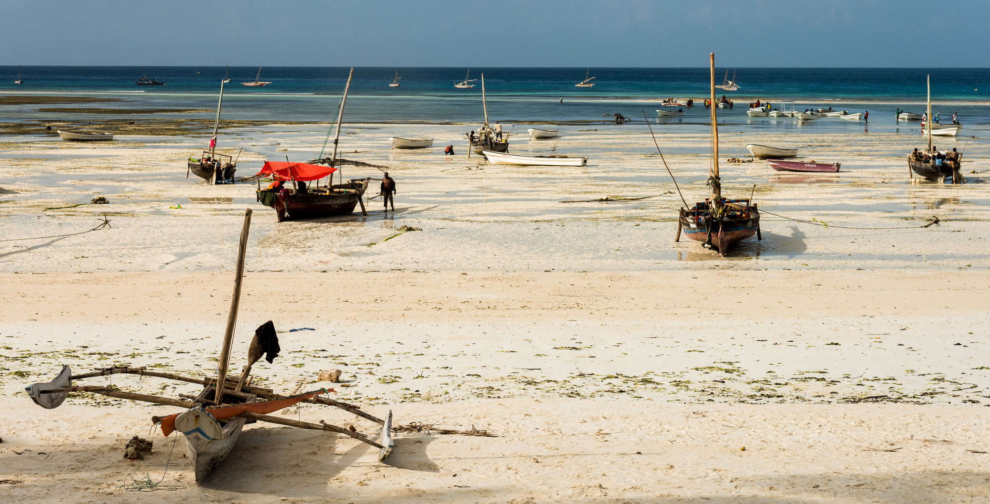 Kizimkazi.  Pirogues à balancier, essentiellement utilisées dans le lagon pour la pêche à la ligne.