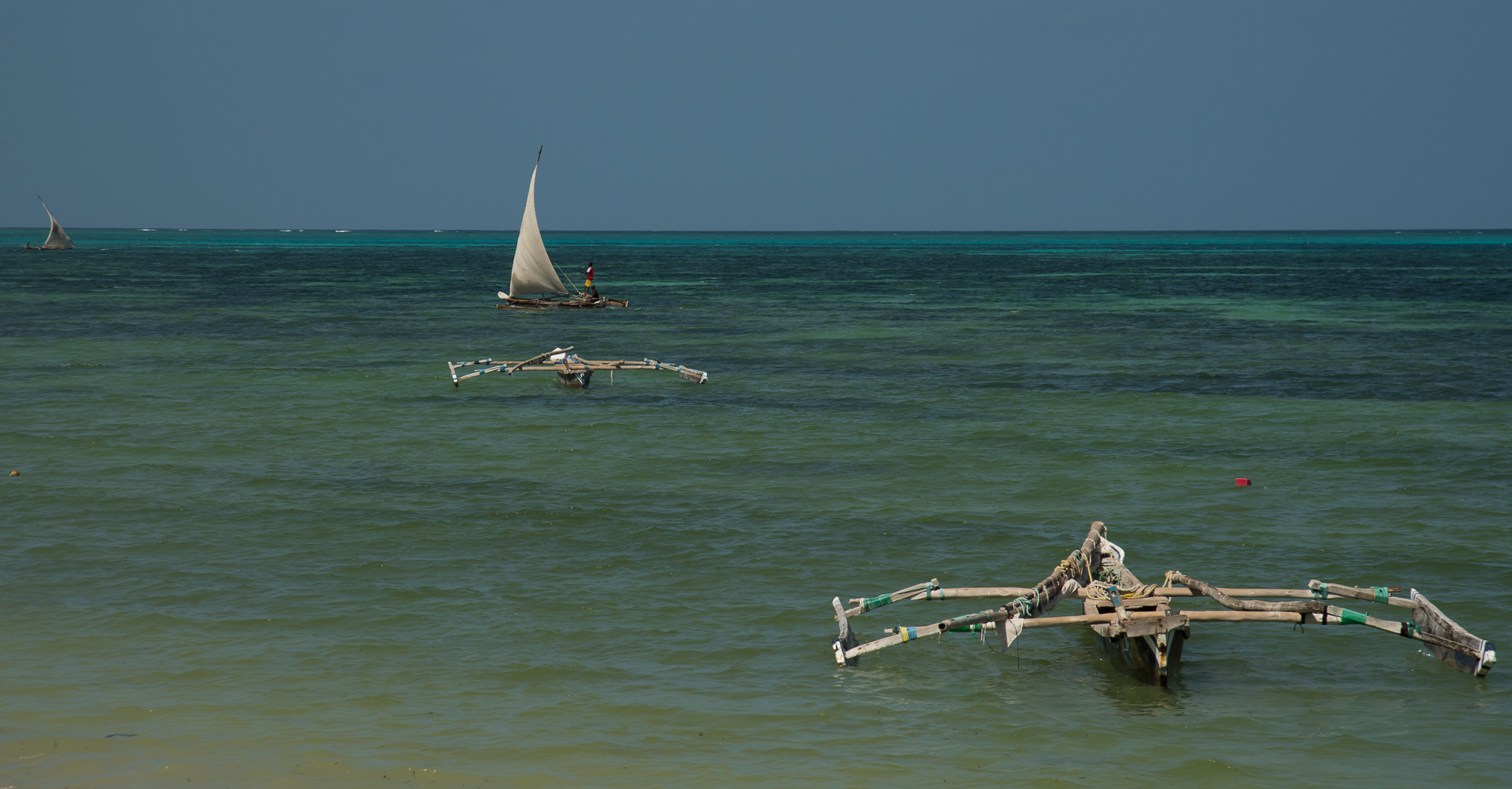 Jambiani.  Pirogues à balancier, essentiellement utilisées dans le lagon pour la pêche à la ligne.