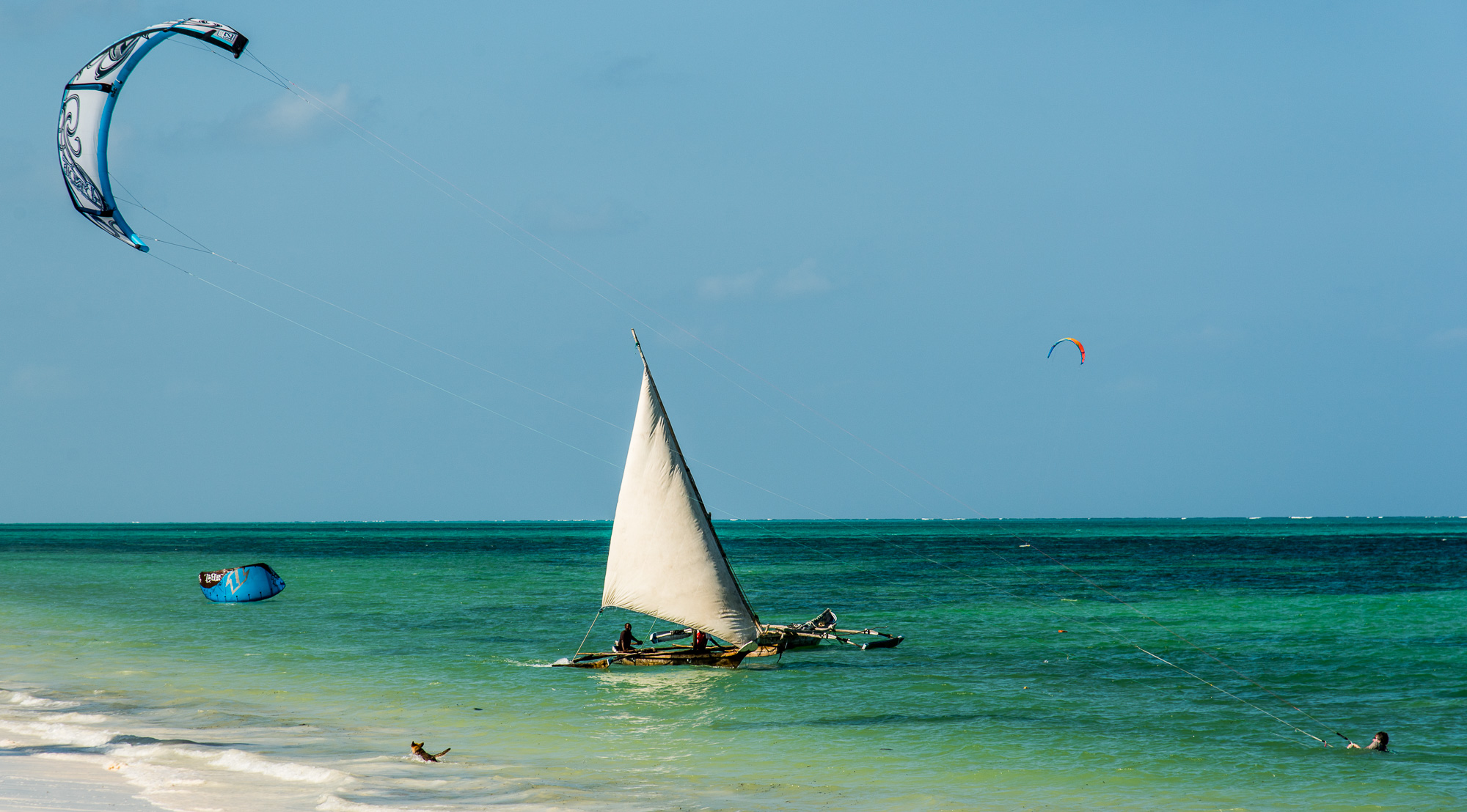 Jambiani.  Pirogues à balancier, essentiellement utilisées dans le lagon pour la pêche à la ligne.