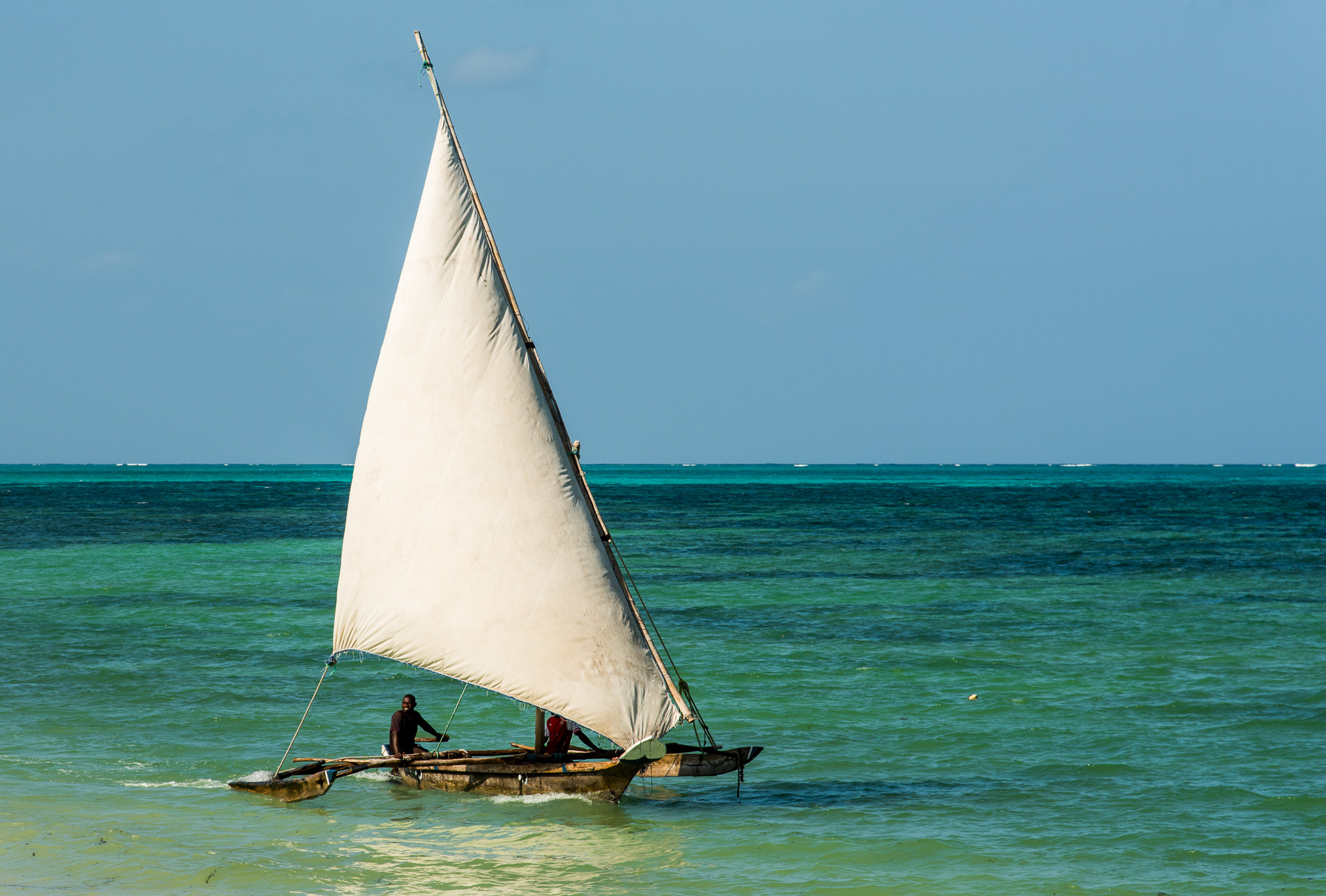 Jambiani.  Pirogues à balancier, essentiellement utilisées dans le lagon pour la pêche à la ligne.