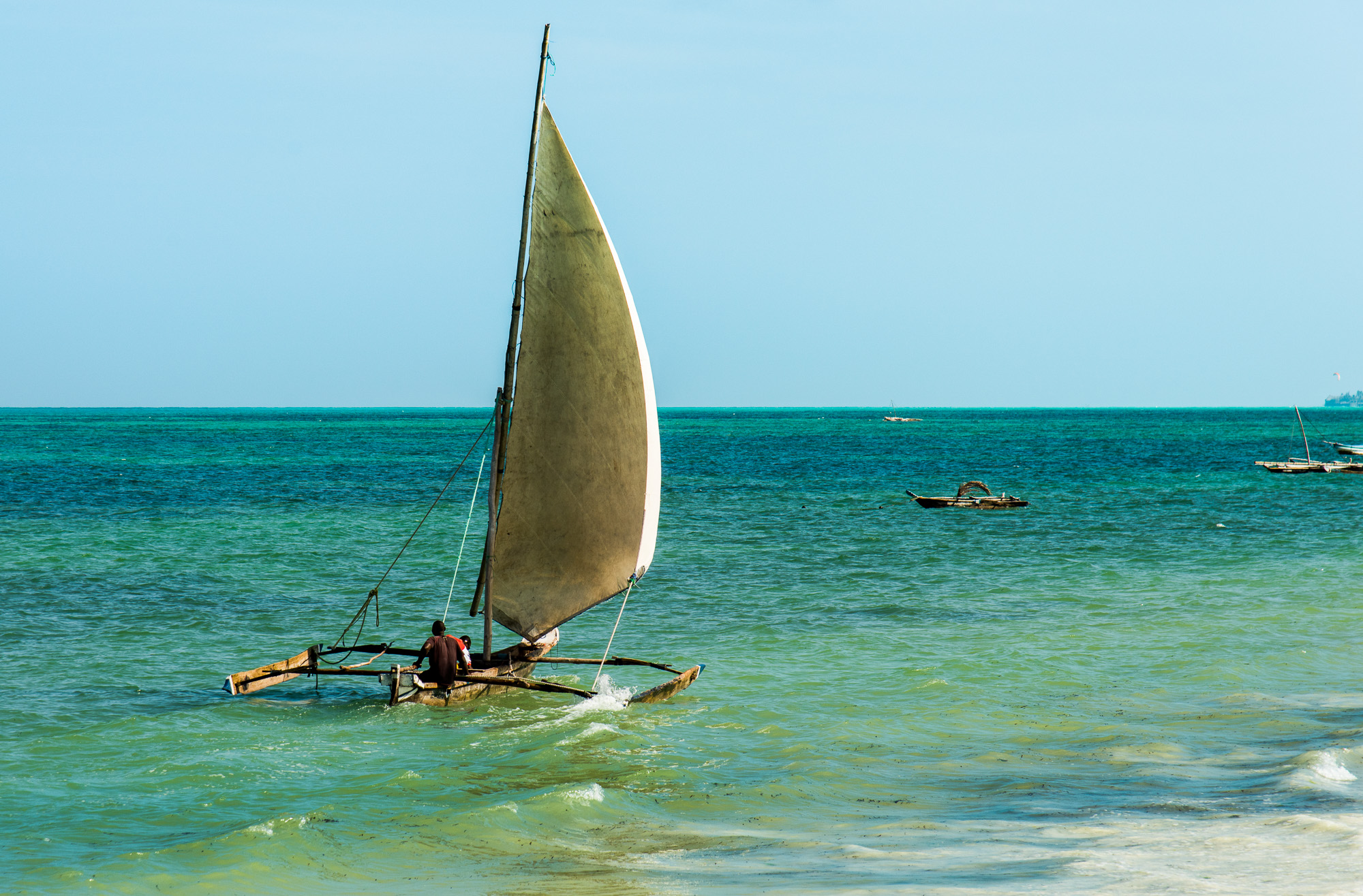 Jambiani.  Pirogues à balancier, essentiellement utilisées dans le lagon pour la pêche à la ligne.