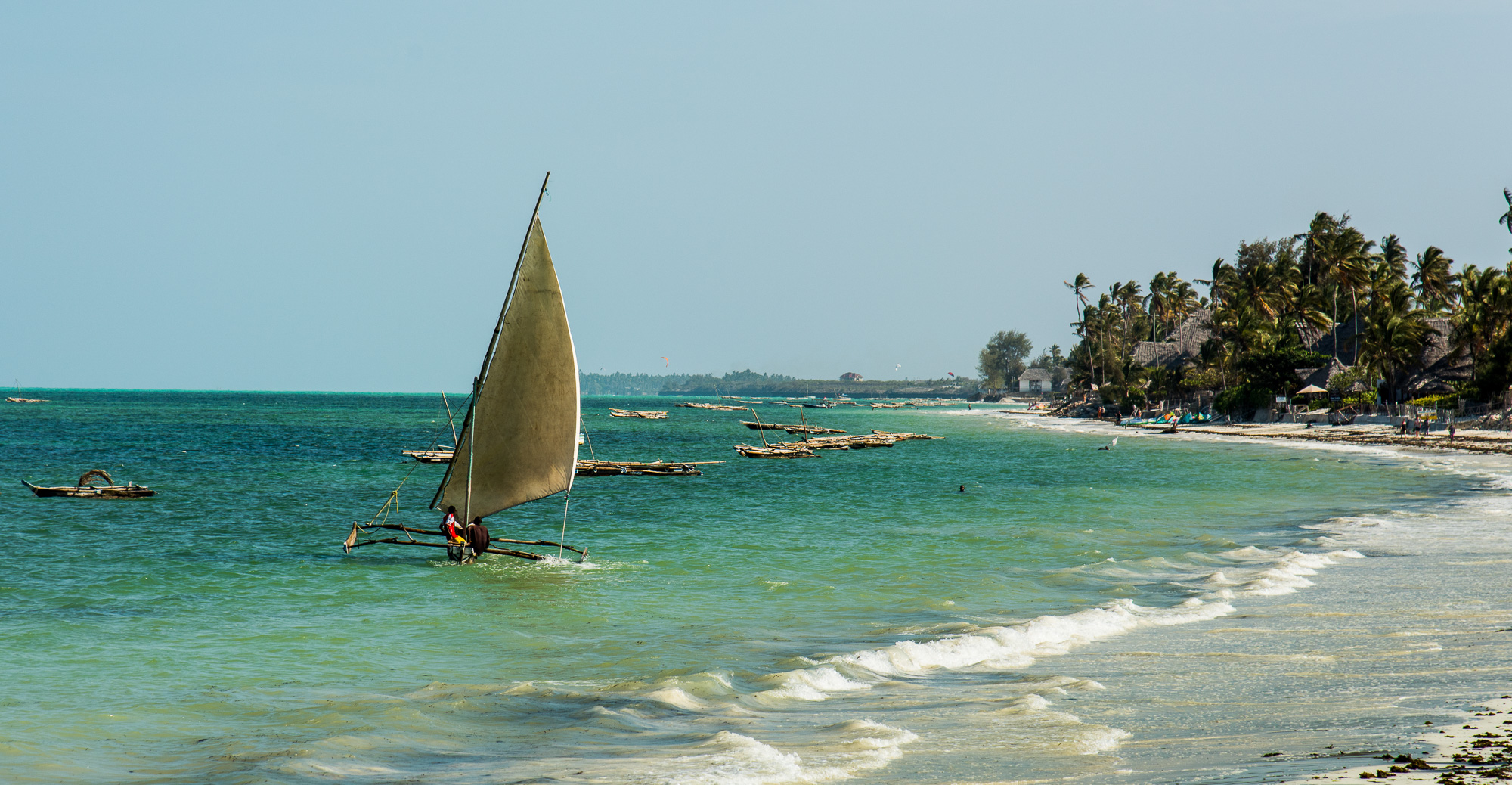 Jambiani.  Pirogues à balancier, essentiellement utilisées dans le lagon pour la pêche à la ligne.