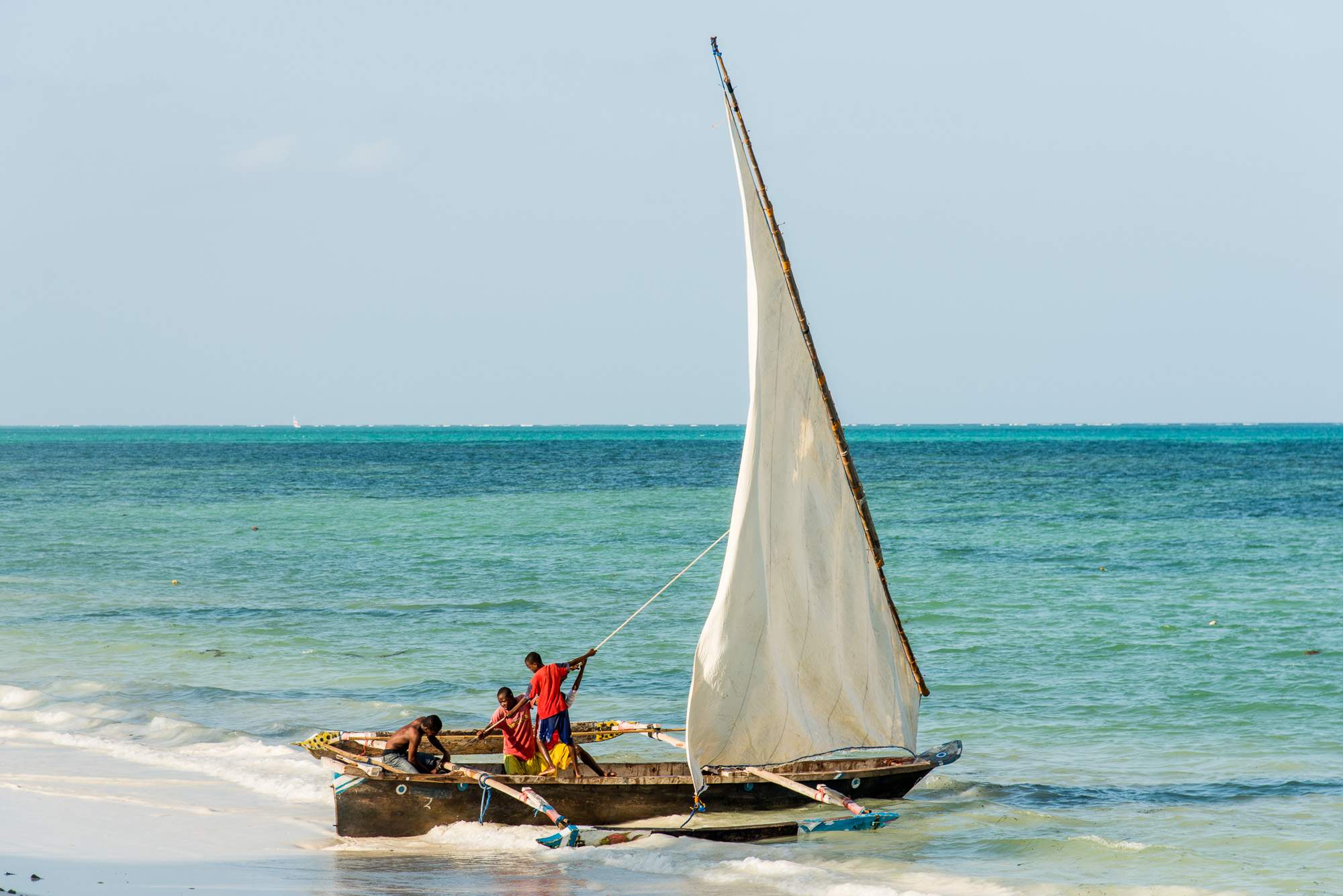 Jambiani.  Pirogues à balancier, essentiellement utilisées dans le lagon pour la pêche à la ligne.