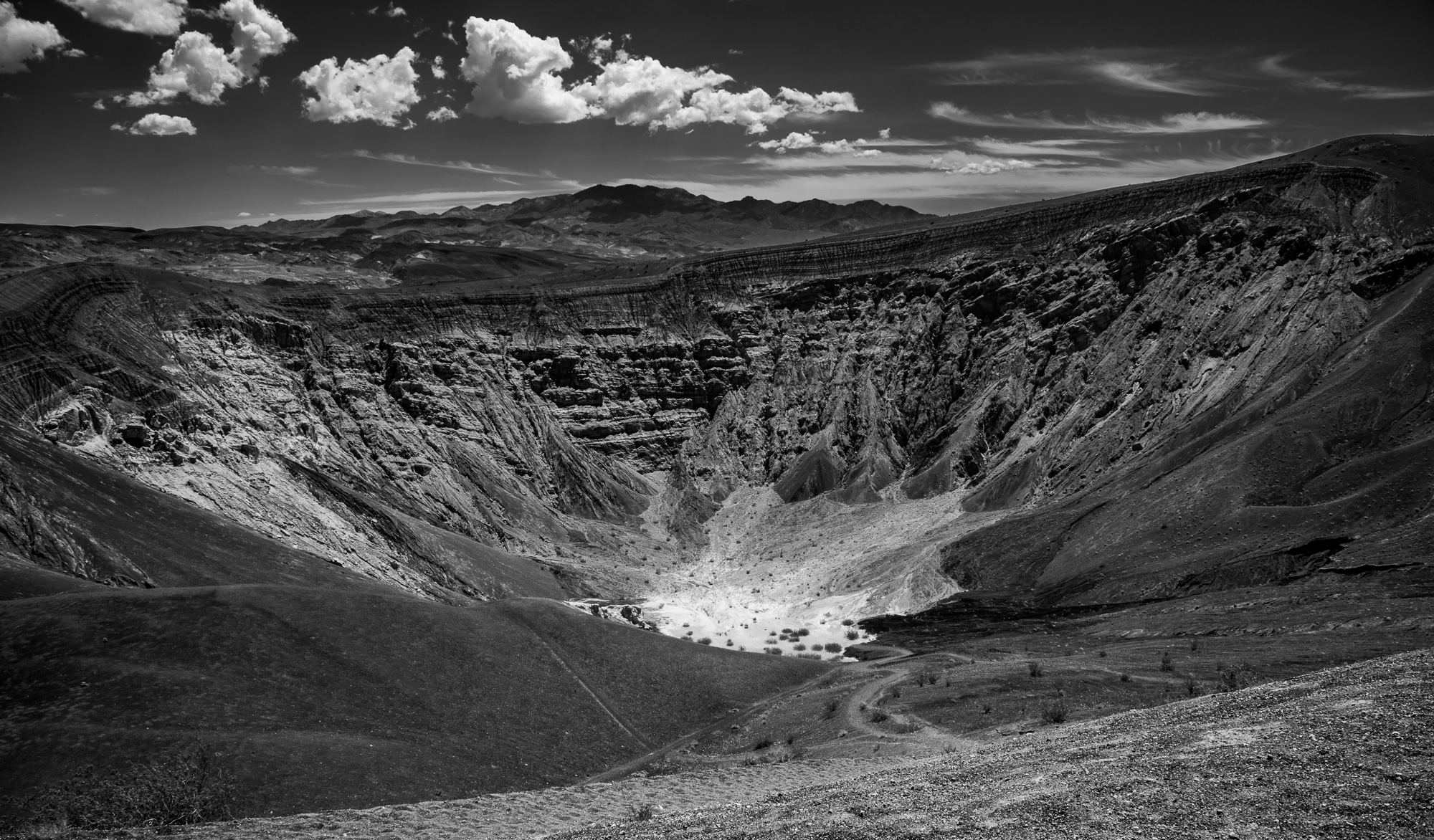Ubehebe Crater de 800m de latge rmonte à 3000 ans AVJC. Cavité troublante