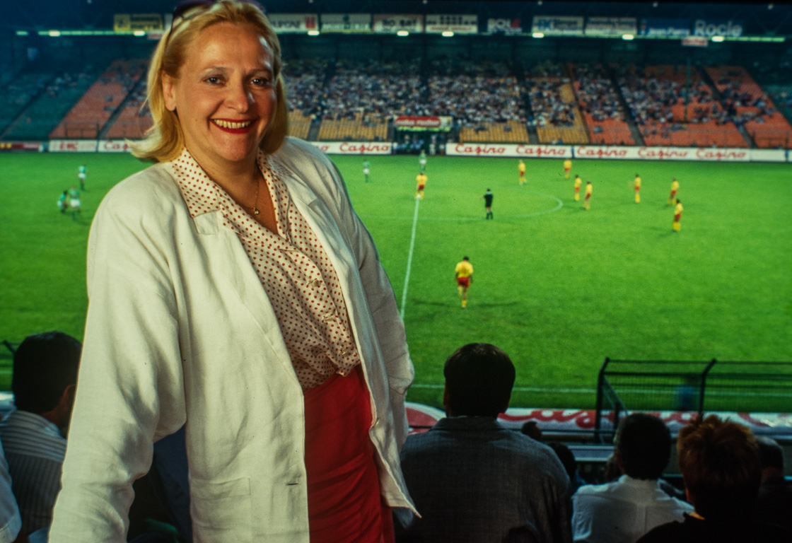 Rédactrice en chef du magazine Nous-Deux.  Comme son mari Bernard, elle est une grande amatrice de foot-ball. Reportage commandé par le Figaro Magazine.