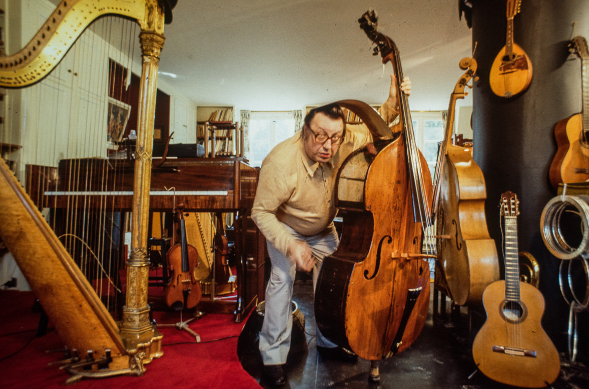 L'humoriste dans sa maison de la Vallée de Chevreuse. Reportage commandé par Bonne Soirée.