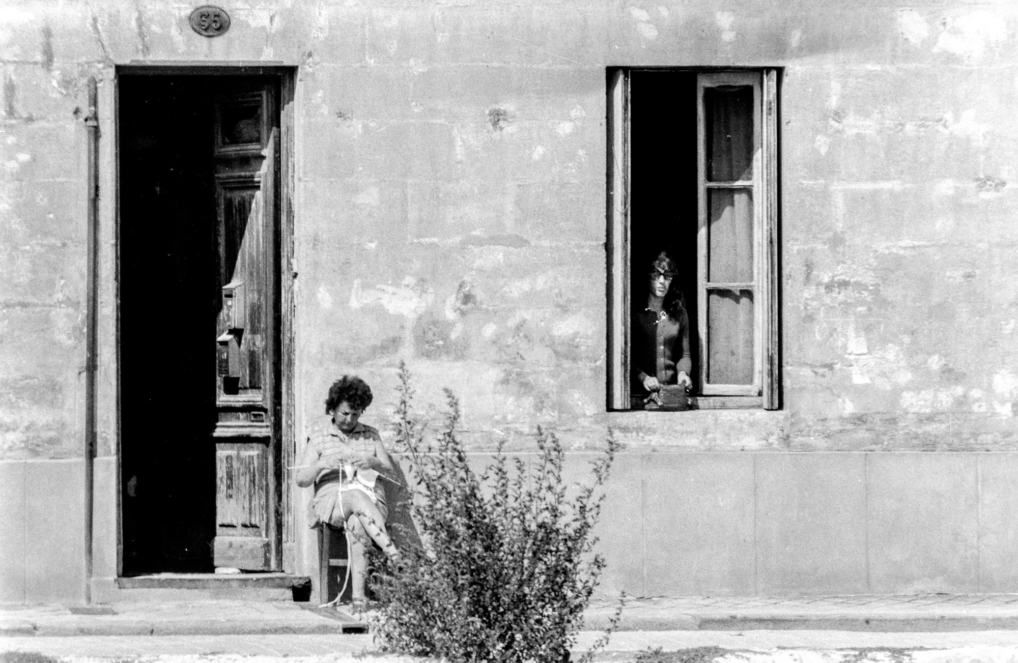 Bordeaux "Les tricoteuses". Surnom de ces putes attendant le client devant leur échoppe bordelaise. Quartier Mériadeck, ancienne rue de la Devèze.