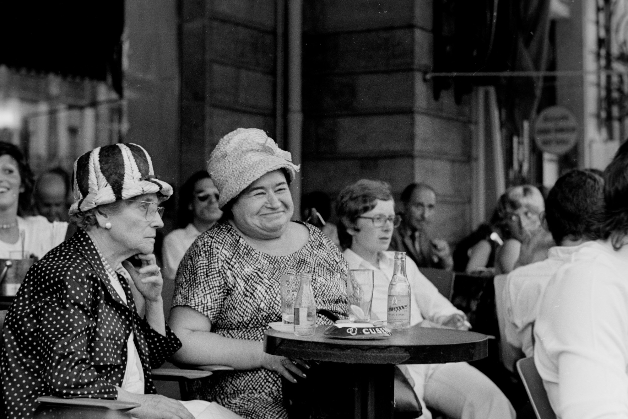 Bordeaux (1972) A la terrasse du Régent.