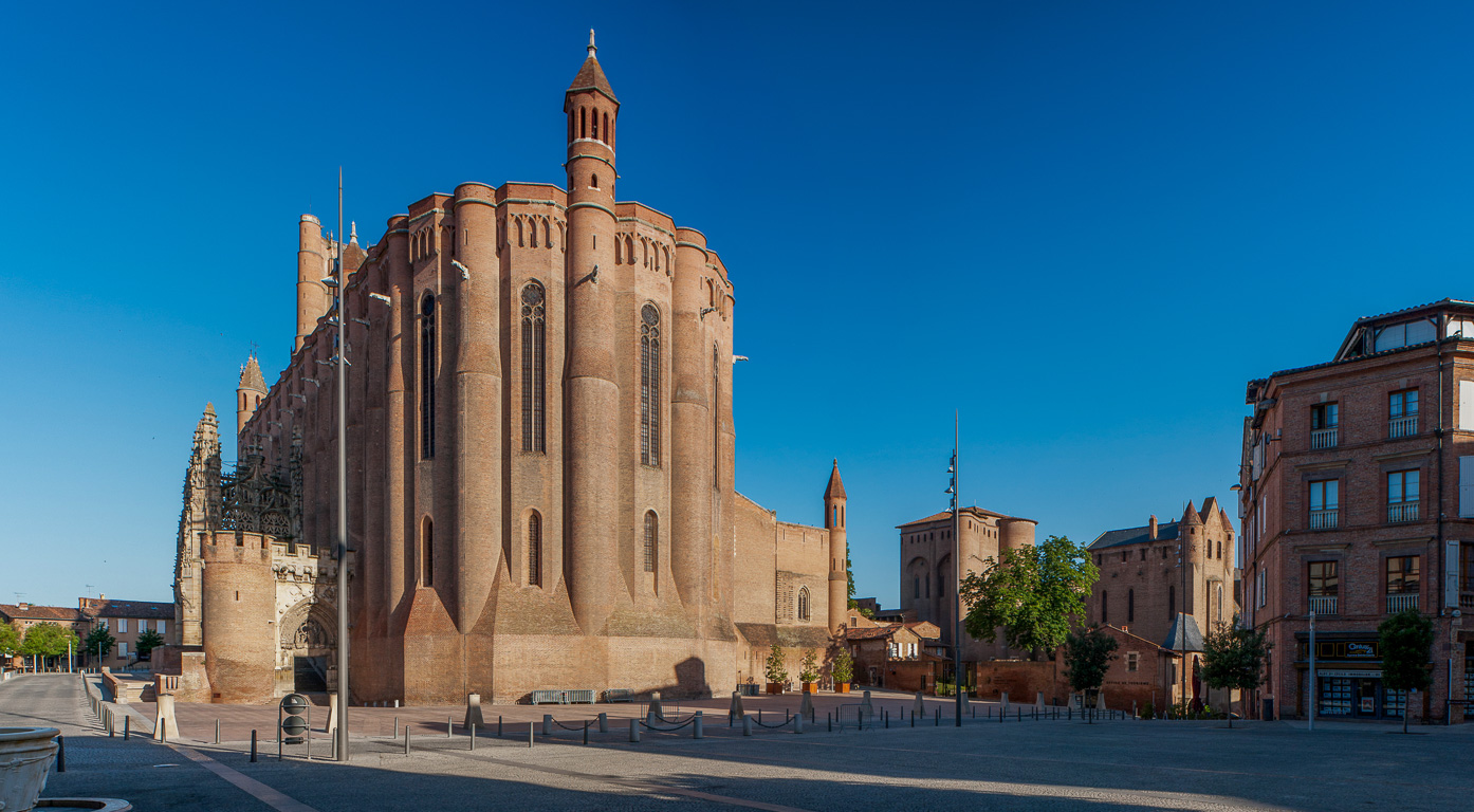 Place Sainte Cécile. La Cathédrale.