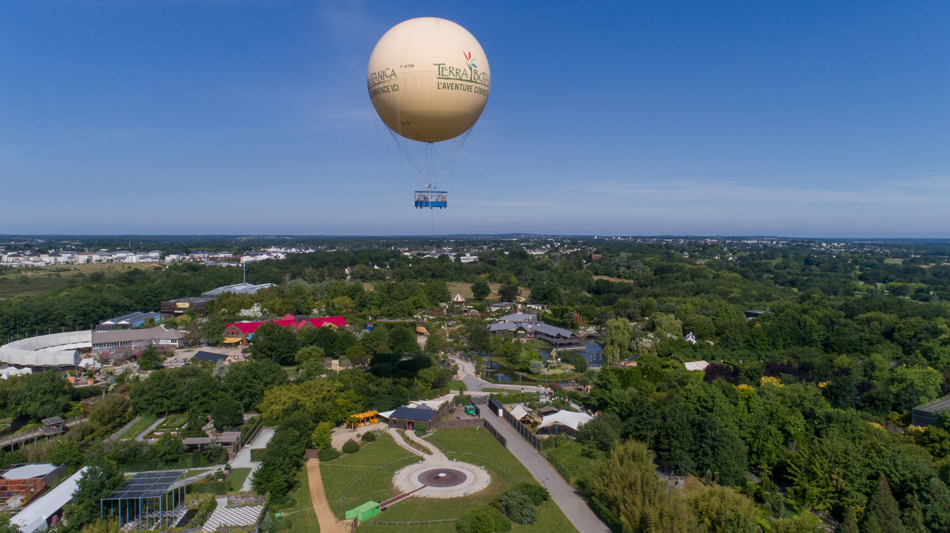 Angers, le Parc Terra-Botanica.. A 150m d'altitude, le ballon captif offre une autre vision du parc aux visiteurs.