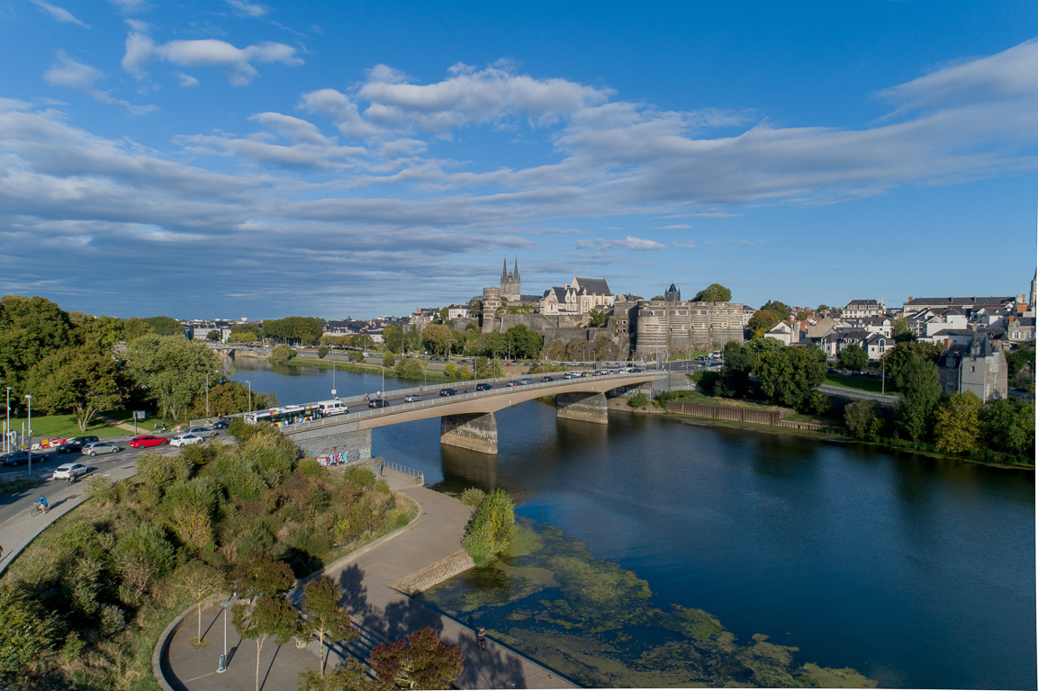 Angers, le Château  du XIII et XVème siècle, vue depuis la rive opposée de la Maine.