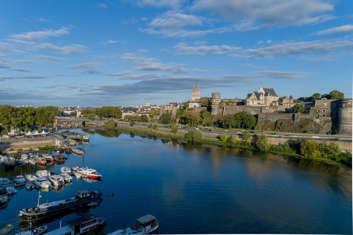 Angers, le Château  du XIII et XVème siècle, vue depuis la rive opposée de la Maine.