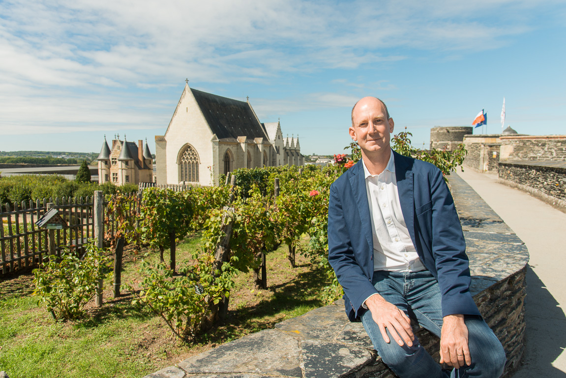 Angers, L'administrateur du château, Hervé Yannou, devant les vignes et le chemin de ronde..