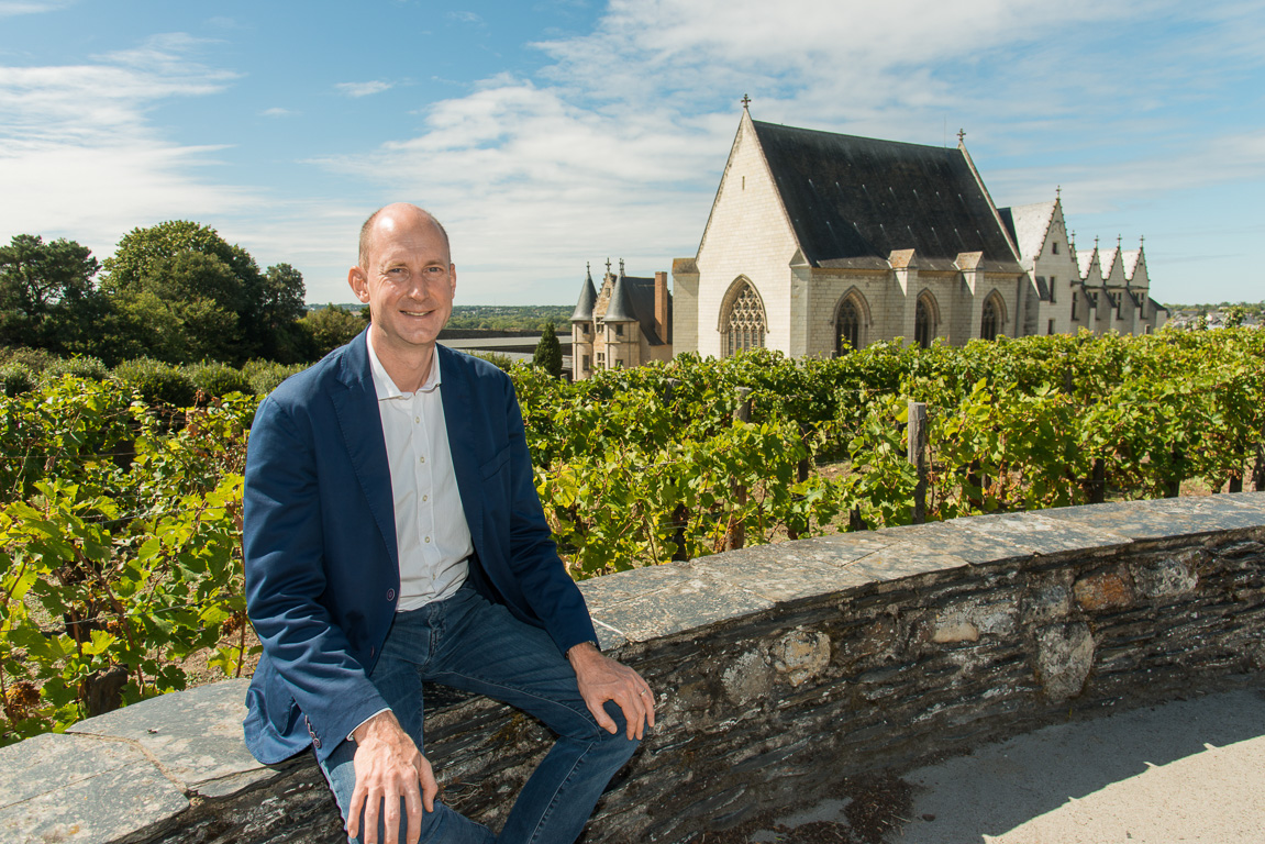 Angers, L'administrateur du château, Hervé Yannou, devant les vignes et le chemin de ronde..