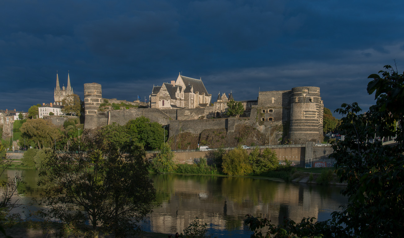 Angers, le Château  du XIII et XVème siècle, vue depuis la rive opposée de la Maine.