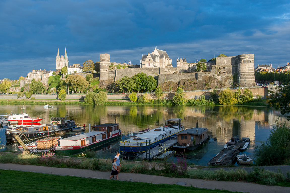 Angers, le Château  du XIII et XVème siècle, vue depuis la rive opposée de la Maine.