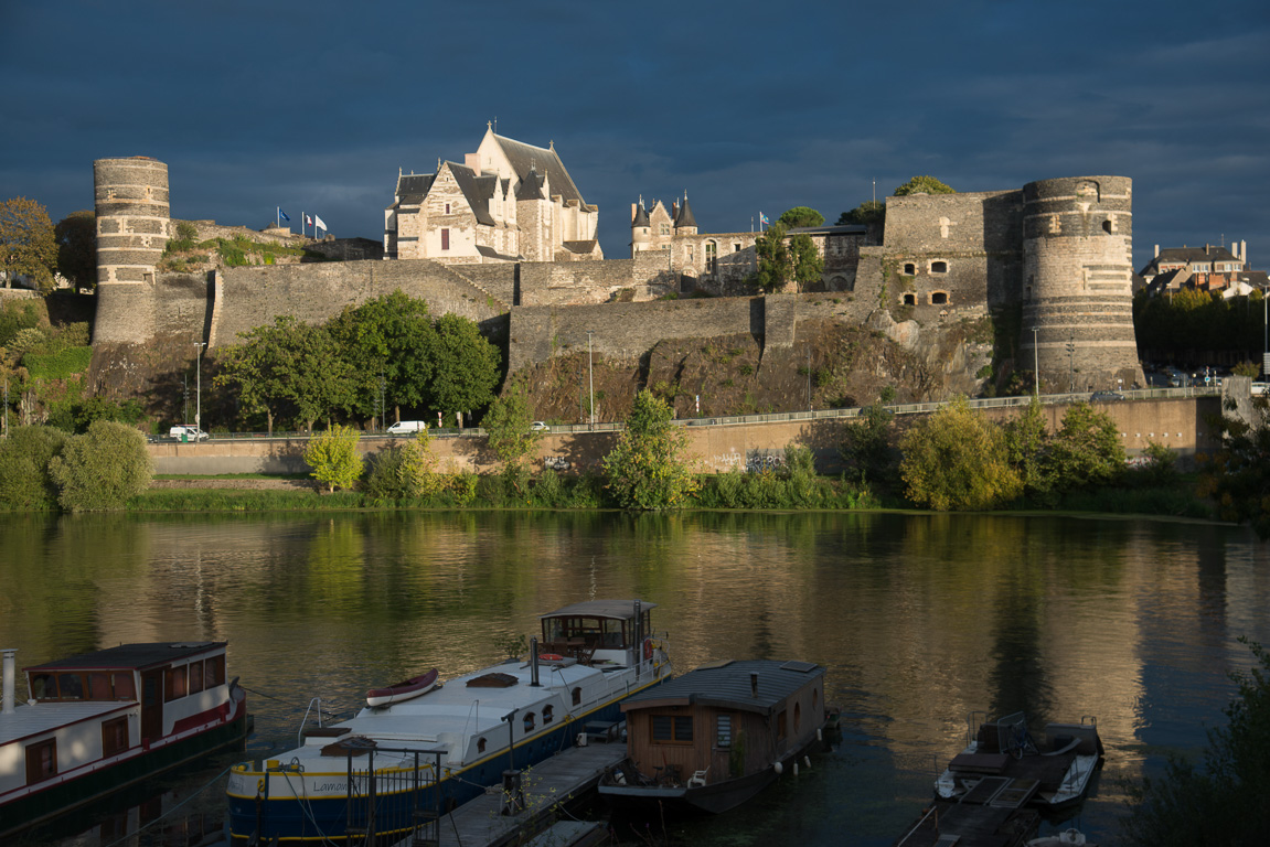 Angers, le Château  du XIII et XVème siècle, vue depuis la rive opposée de la Maine.