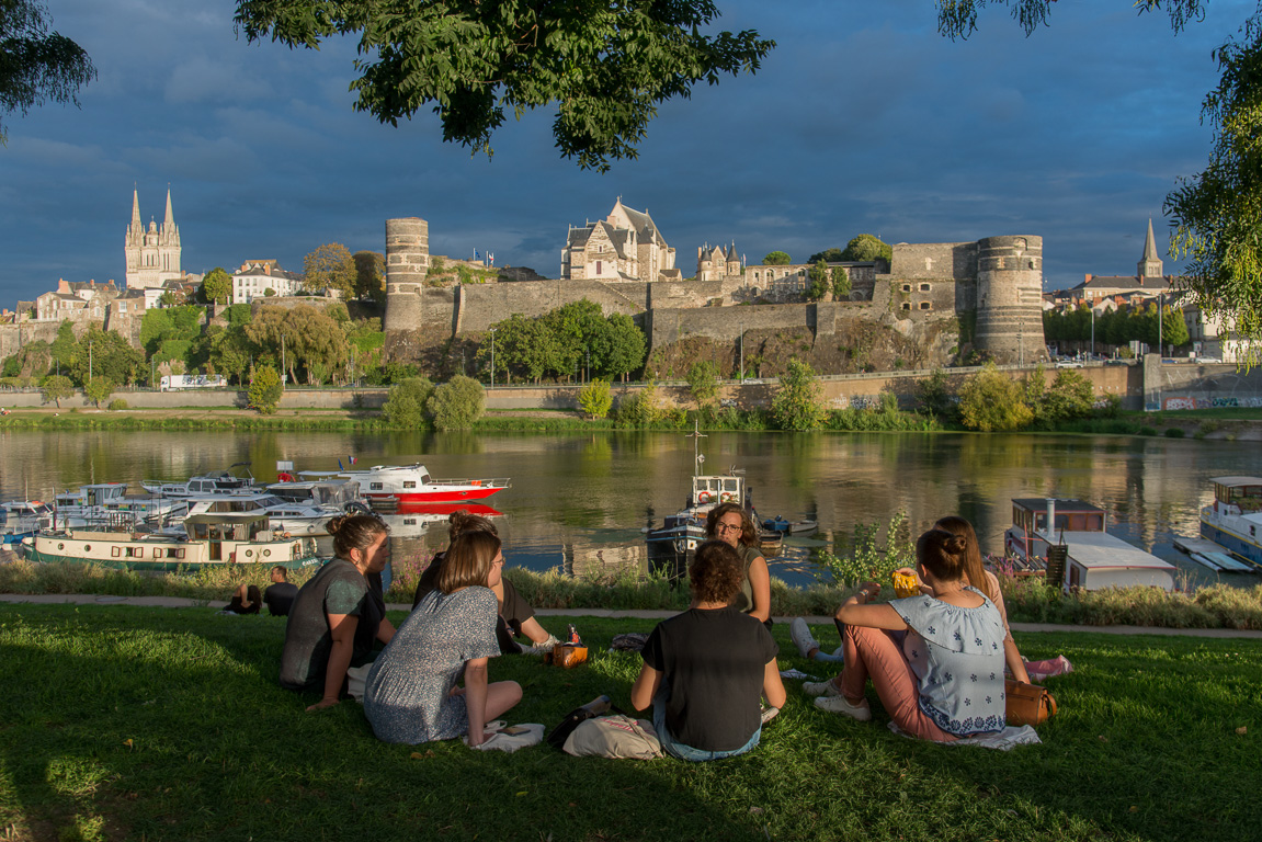 Angers, le Château  du XIII et XVème siècle, vue depuis la rive opposée de la Maine.