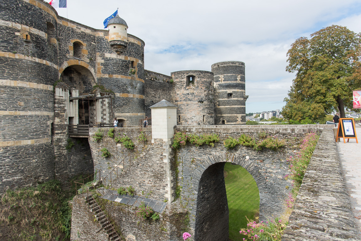 Angers, le Château  du XIII et XVème siècle et son pont-levis