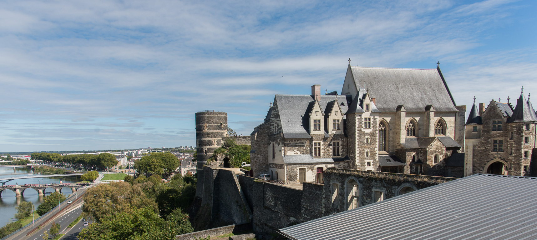 Angers, le Château  du XIII et XVème siècle.  de gauche à droite, le Logis Royal, la Chapelle et le Châtelet.