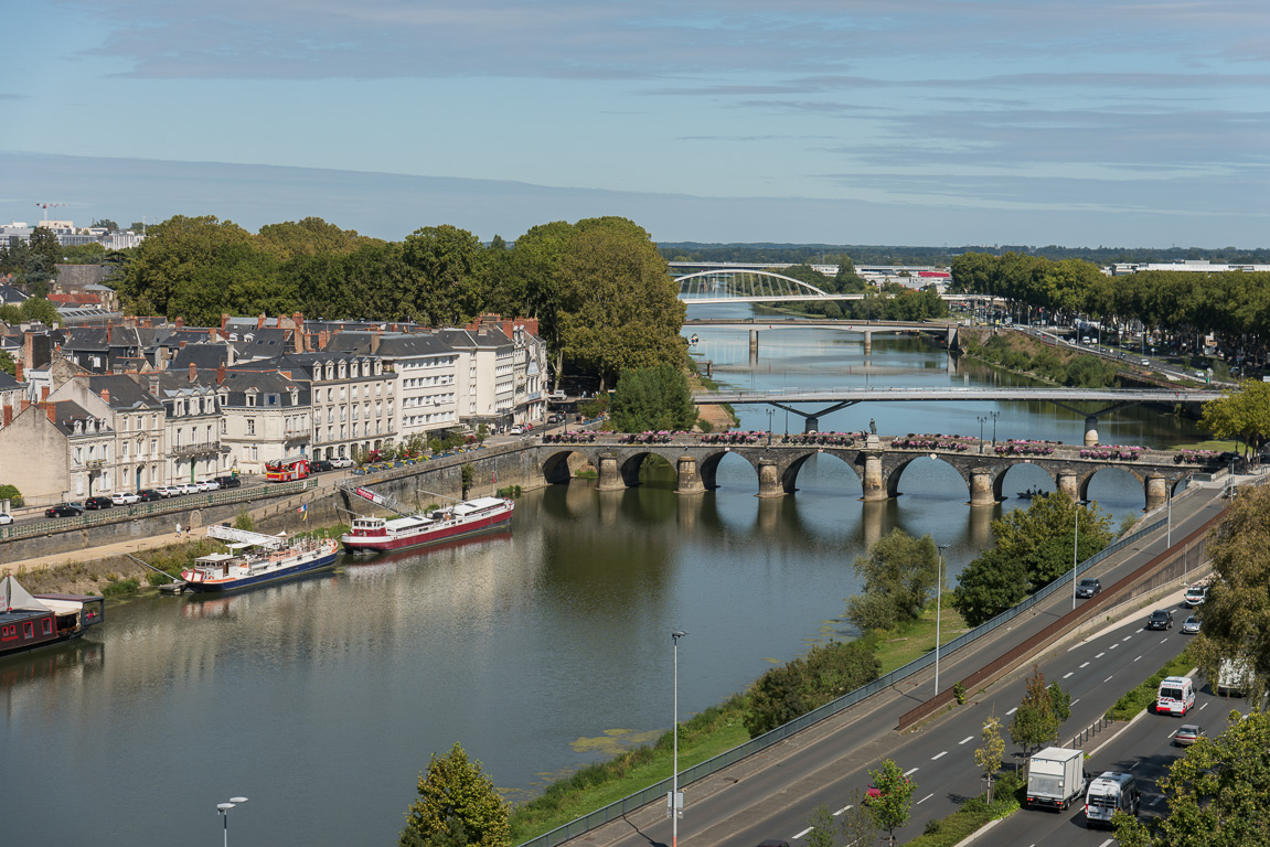 Angers, Vue du  Château  du XIII et XVème siècle, la Maine et le pont de Verdun.