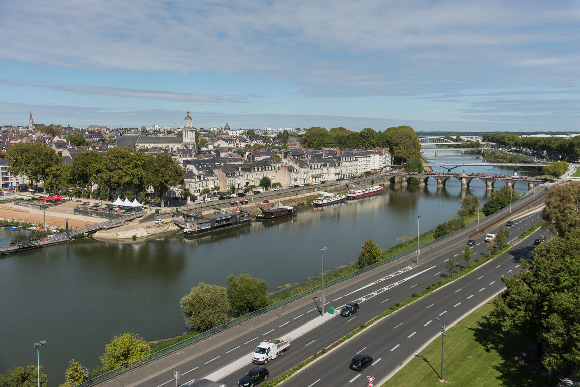 Angers, Vue du  Château  du XIII et XVème siècle, la Maine et le pont de Verdun.