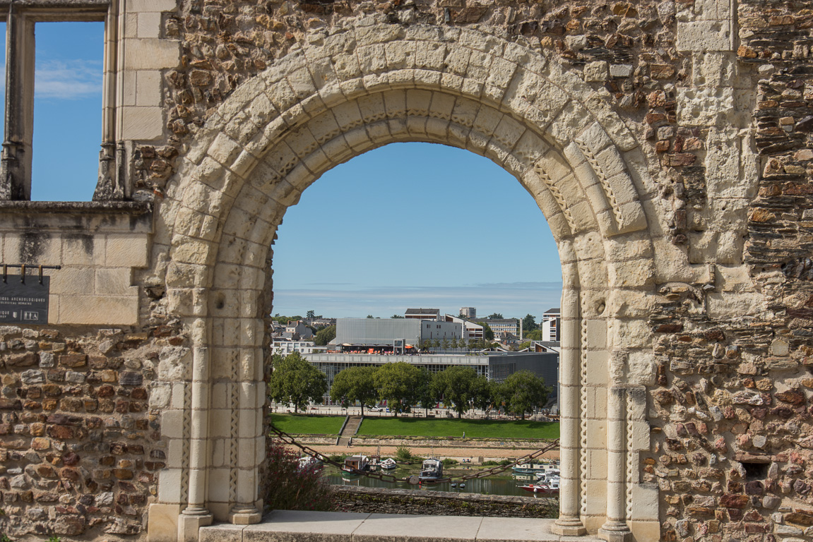 Angers, le Château  du XIII et XVème siècle. Porte romane du 12ème siècle sur la façade de la Grande Salle, la partie la plus ancienne du monument. Le  9ème siècle sert de cadre au 21ème siècle.